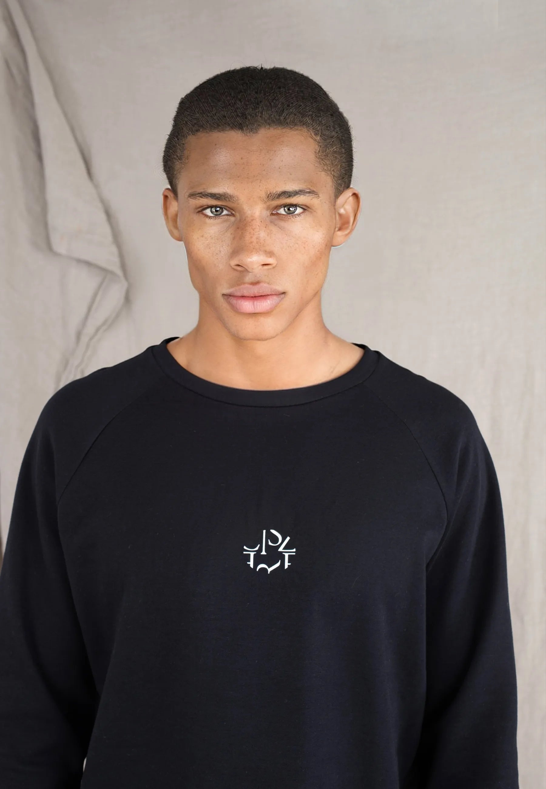 Ellipse: Sweater front emblem – Black