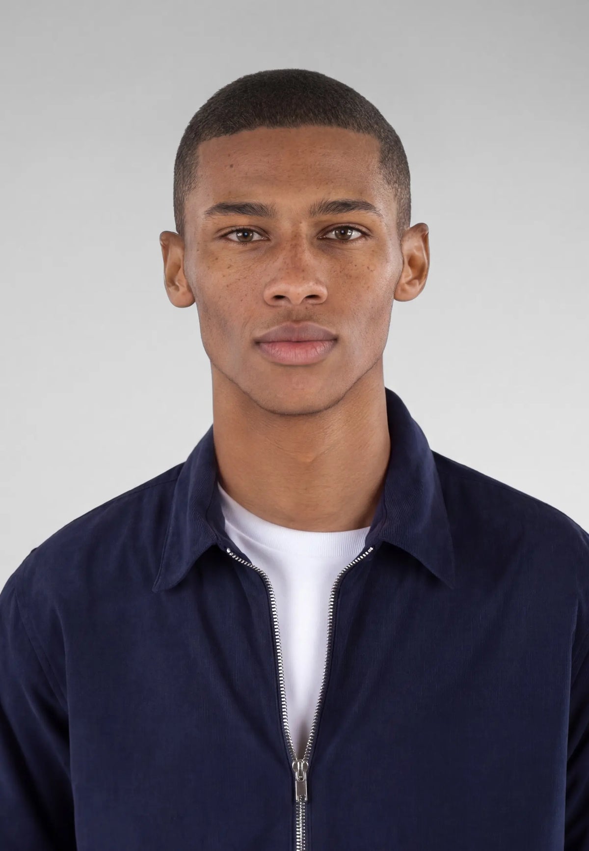 Aden cord zip - Navy, collar and fastening close up