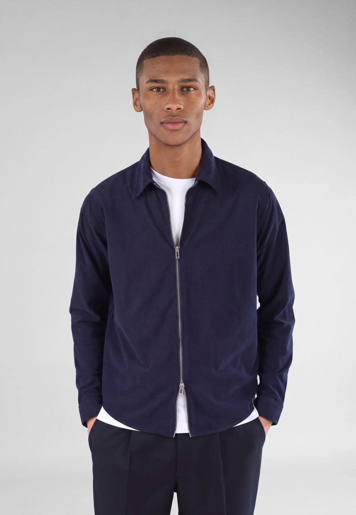 Aden cord zip - Navy, detail of the fabric and fastening on model