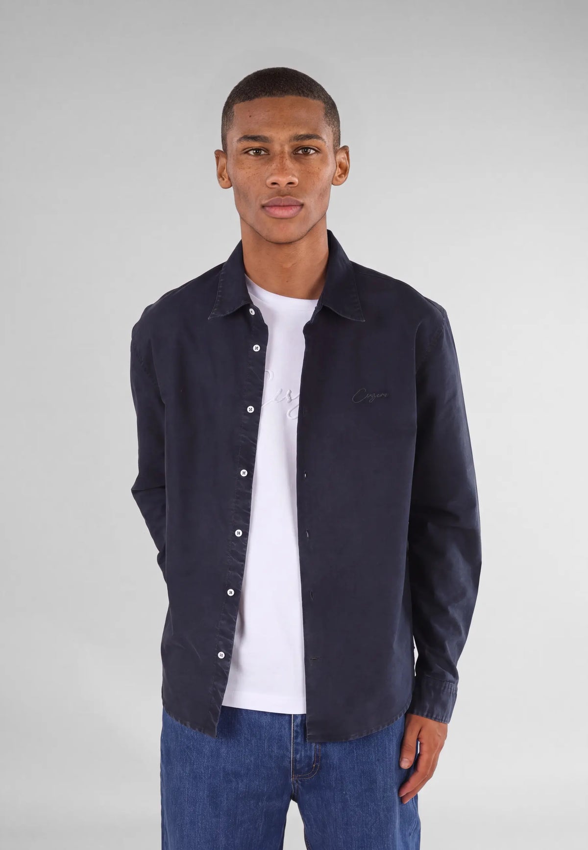 Algot washed oxford shirt - Blue, detail of the fabric and fastening on model