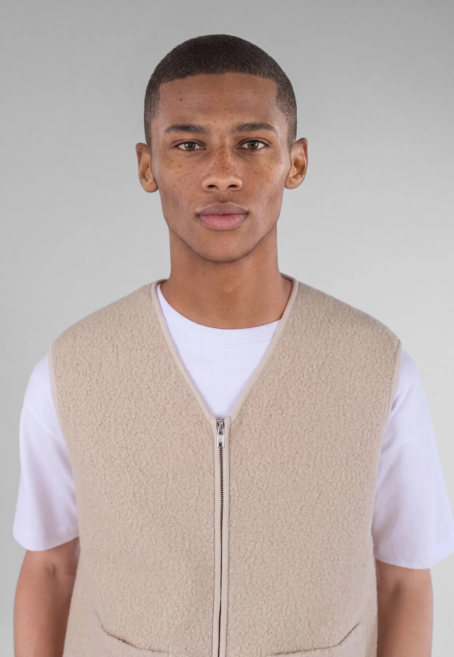 Avery boucle vest - Beige, collar and fastening close up