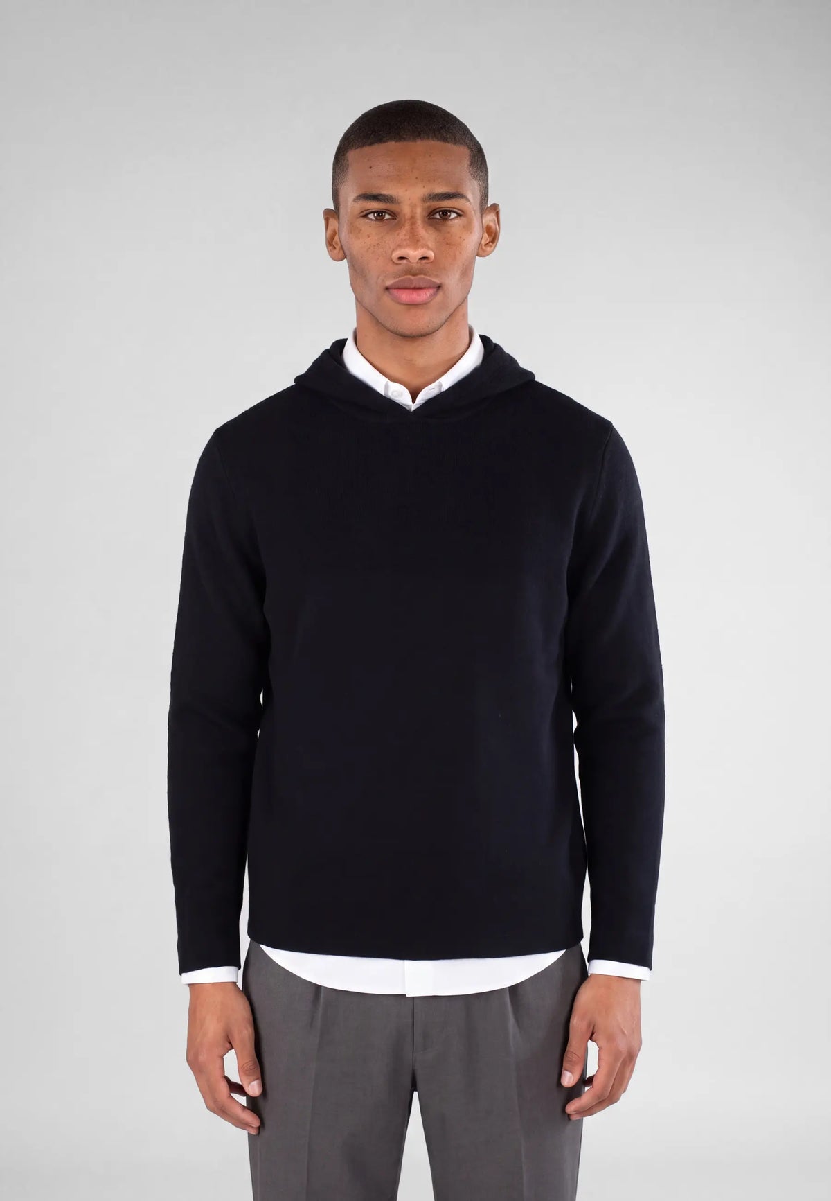 Cedric knitted hoodie - Black, detail of the fabric and fastening on model