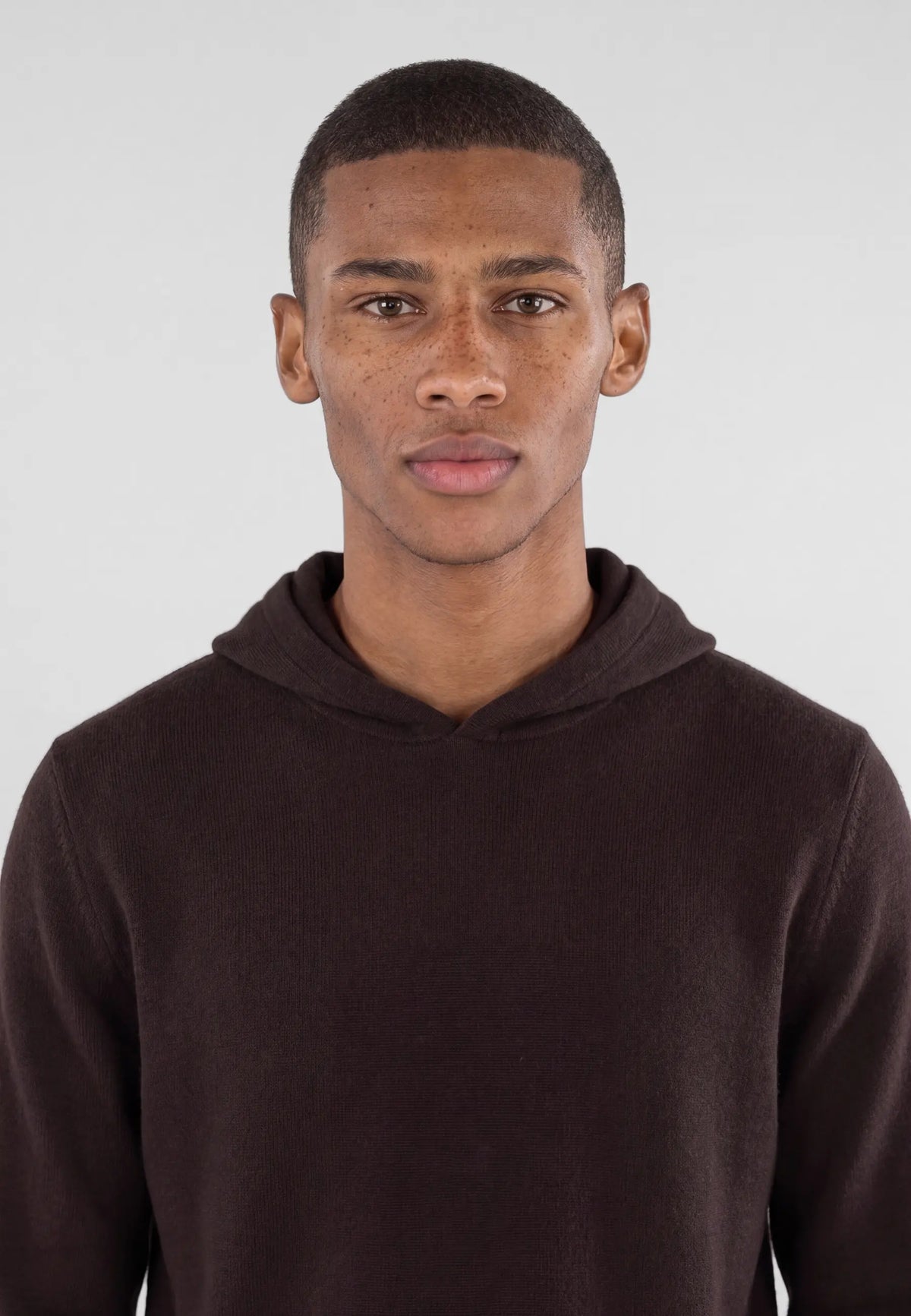 Cedric knitted hoodie - Brown, collar and fastening close up