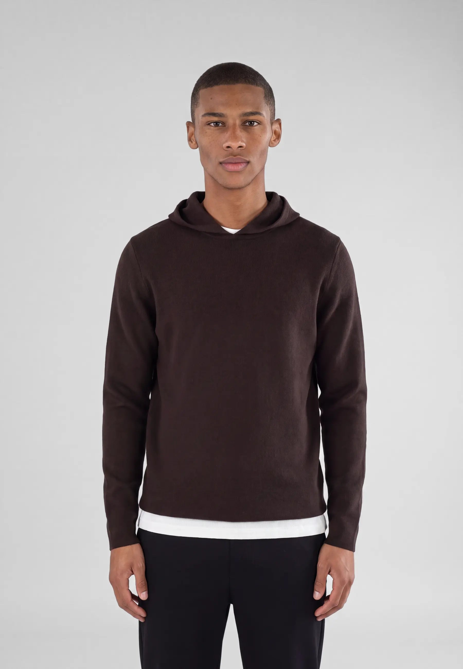 Cedric knitted hoodie - Brown, detail of the fabric and fastening on model