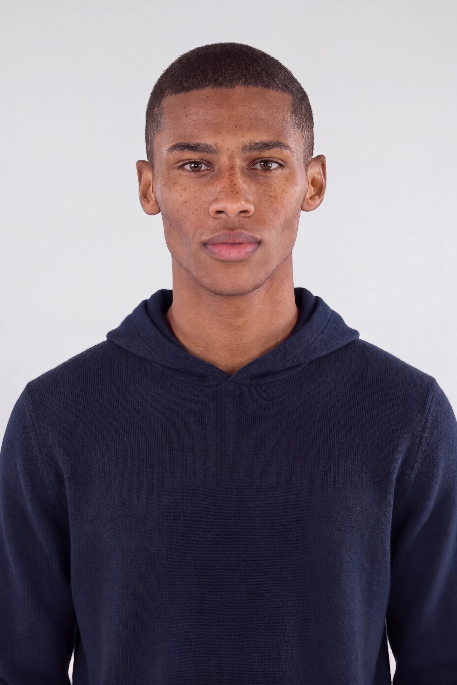 Cedric knitted hoodie - Navy, collar and fastening close up