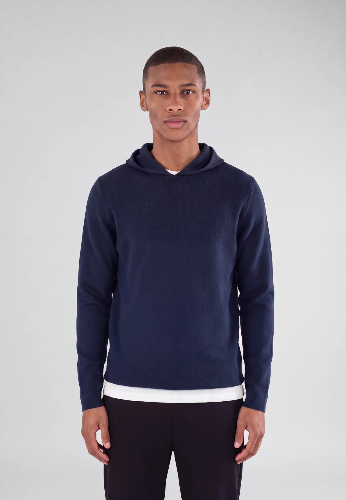 Cedric knitted hoodie - Navy, detail of the fabric and fastening on model