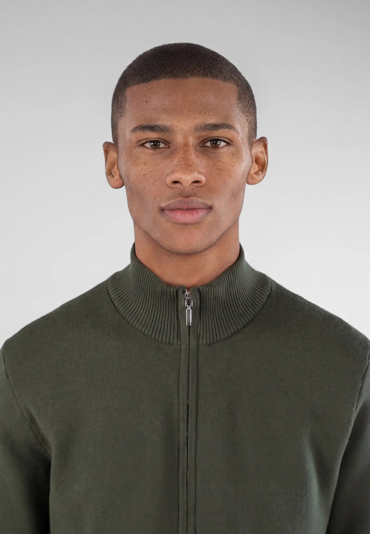 Cemal knitted high collar - Green, collar and fastening close up