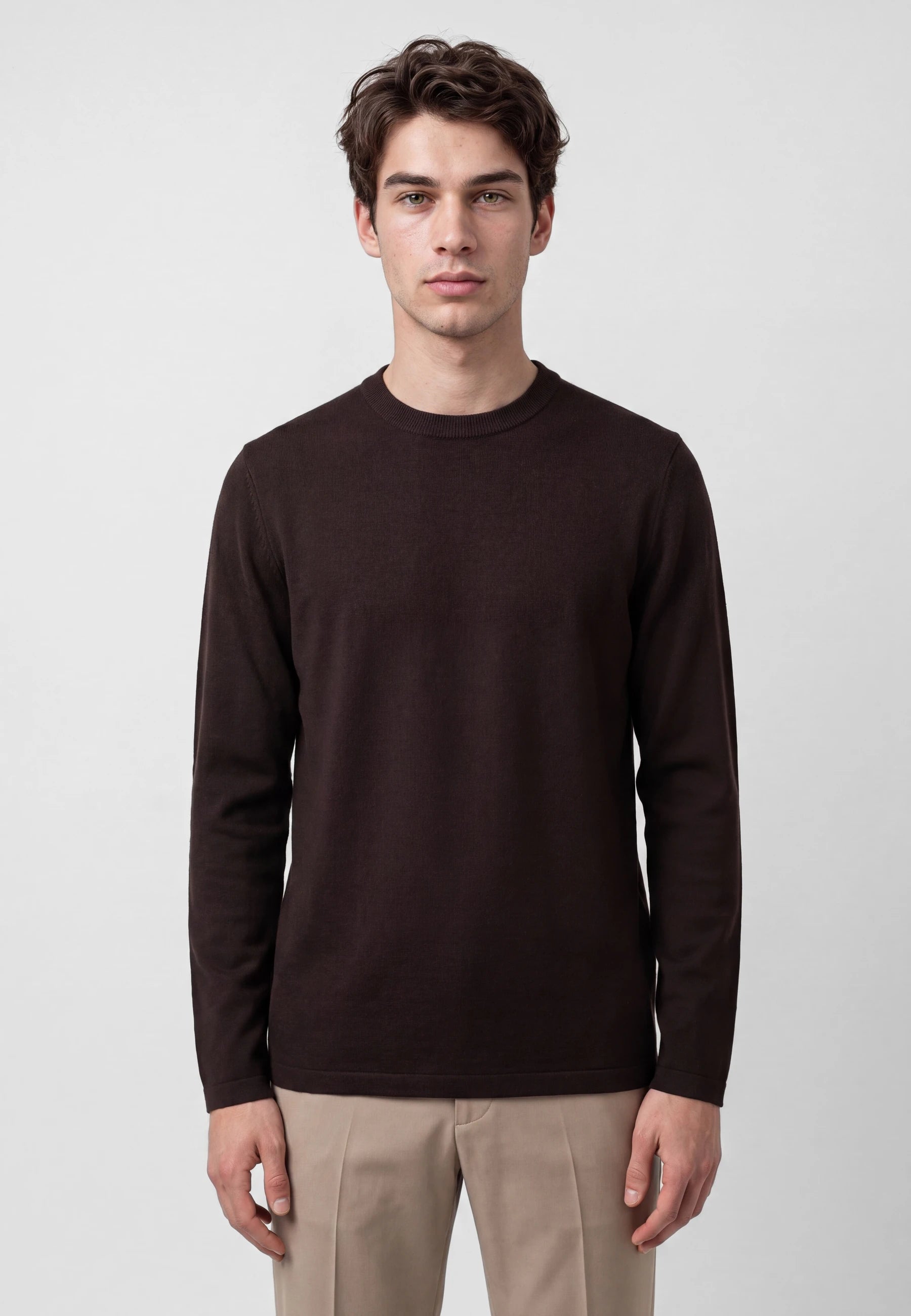Clark knitted crewneck- Java, collar and fastening close up