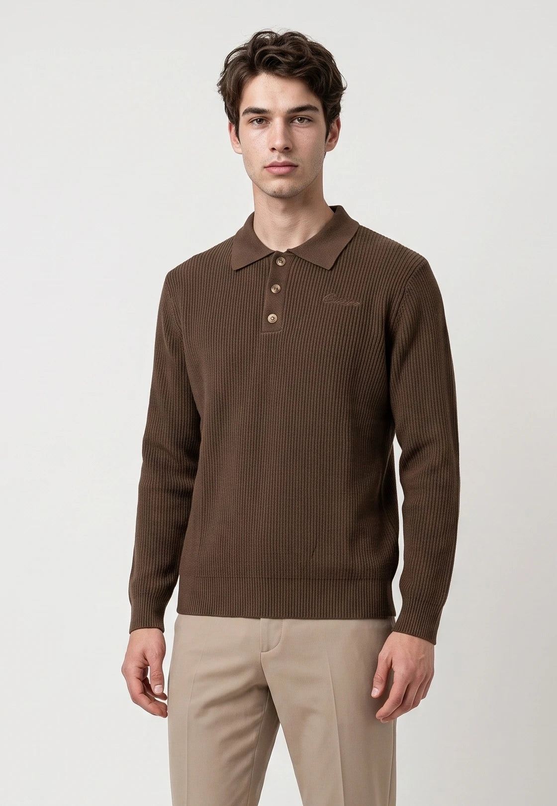 Derek knitted polo - Mocha brown, detail of the fabric and fastening on model