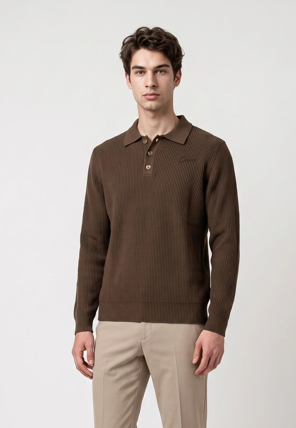 Derek knitted polo - Mocha brown, detail of the fabric and fastening on model