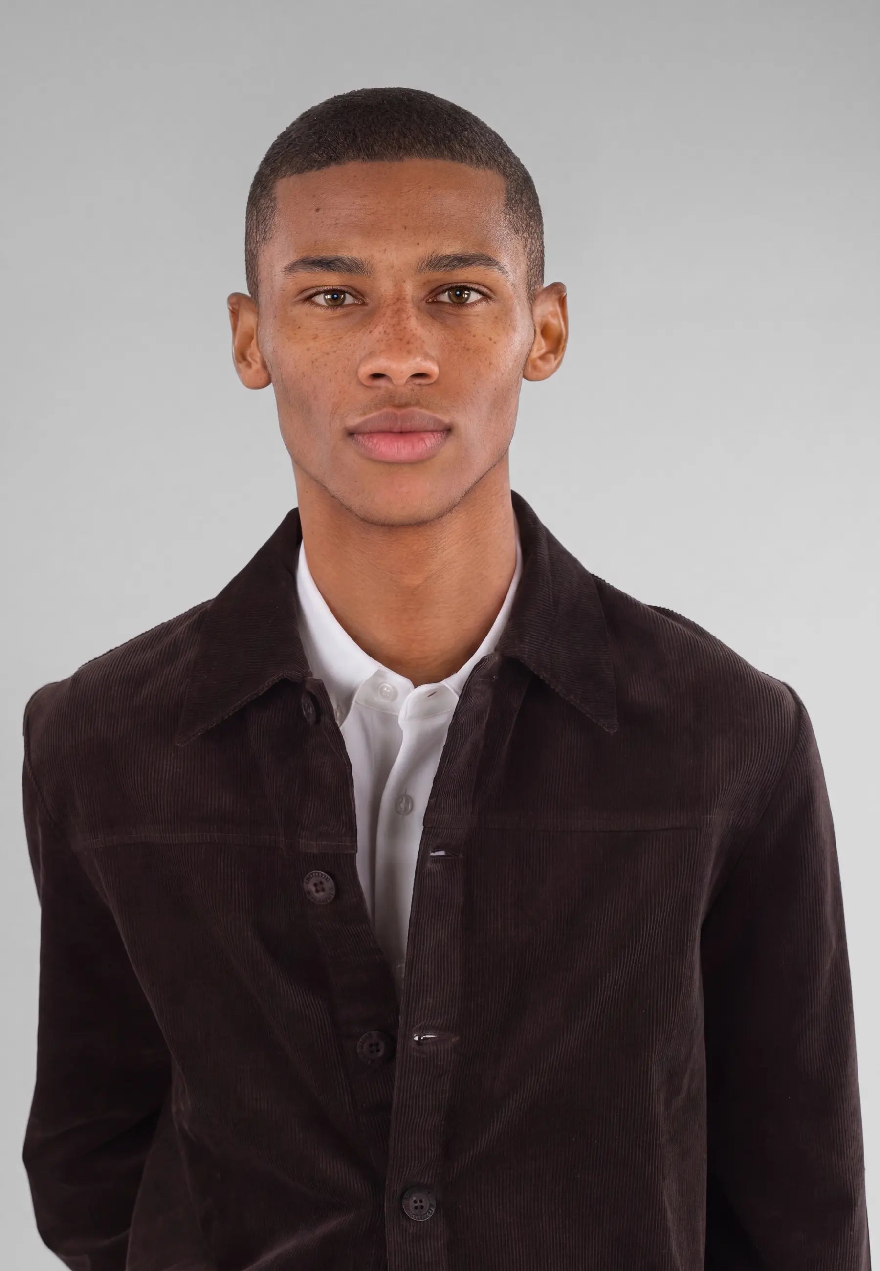 Dylan cord overshirt 3.0 - Brown, collar and fastening close up