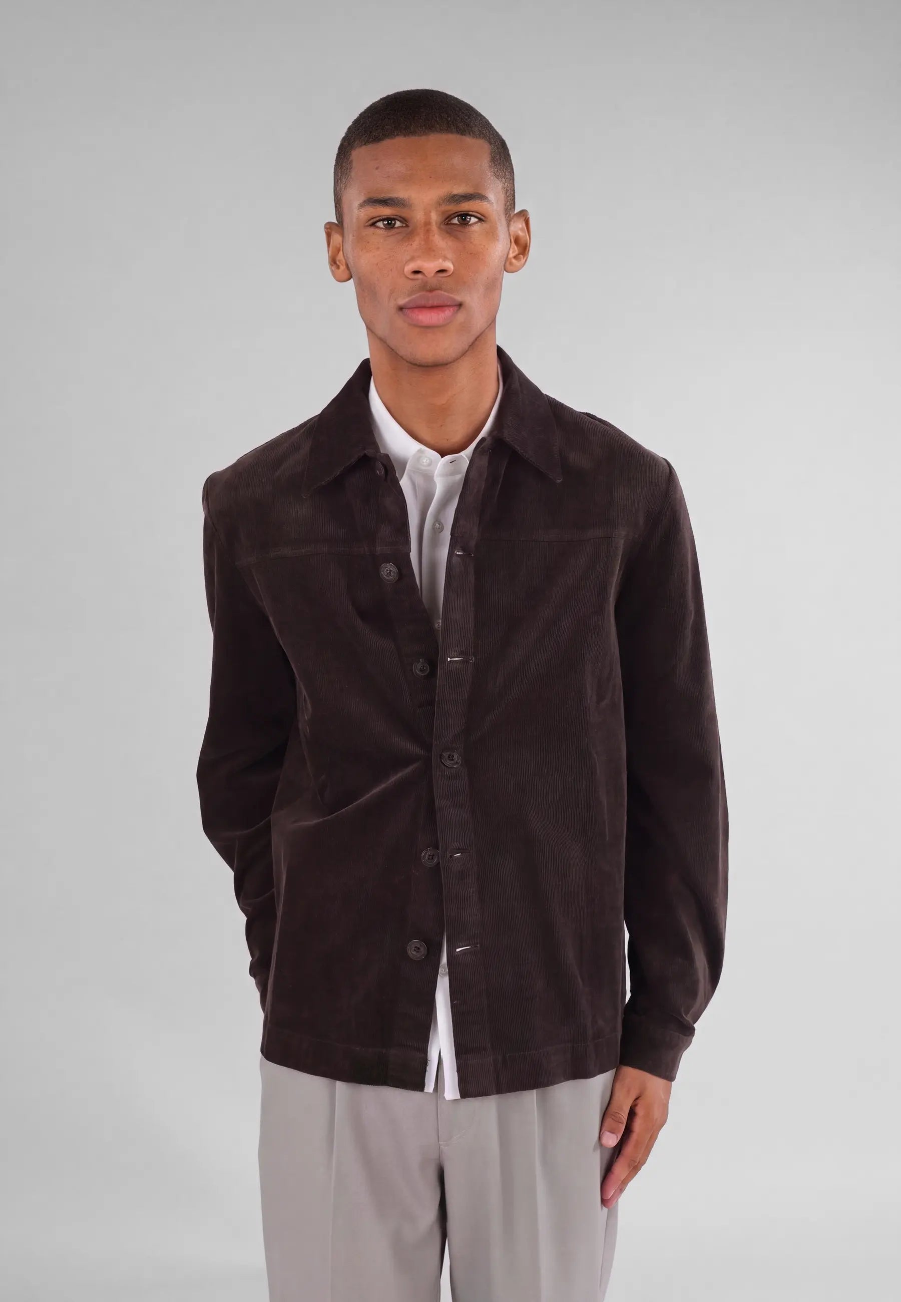 Dylan cord overshirt 3.0 - Brown, on model