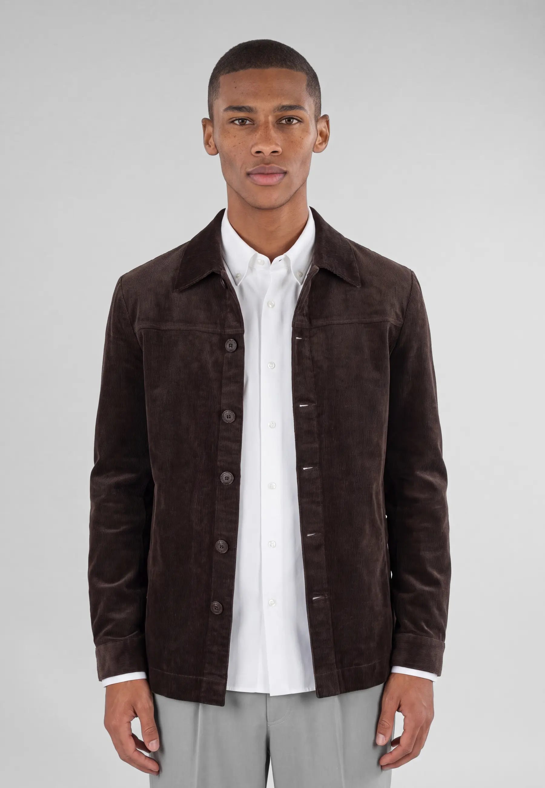 Dylan cord overshirt 3.0 - Brown, detail of the fabric and fastening on model