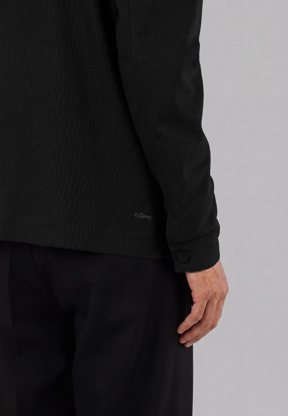 Elis heavy overshirt - Black, on model