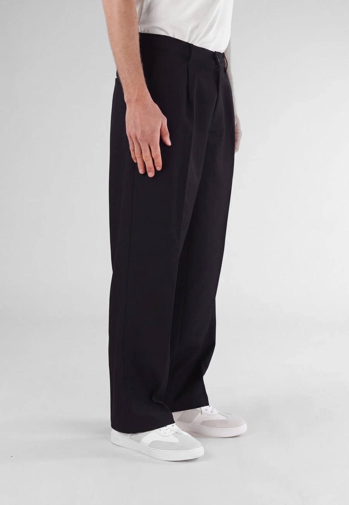 Ethan Heavy Relaxed Fit trousers - Black, side view on model