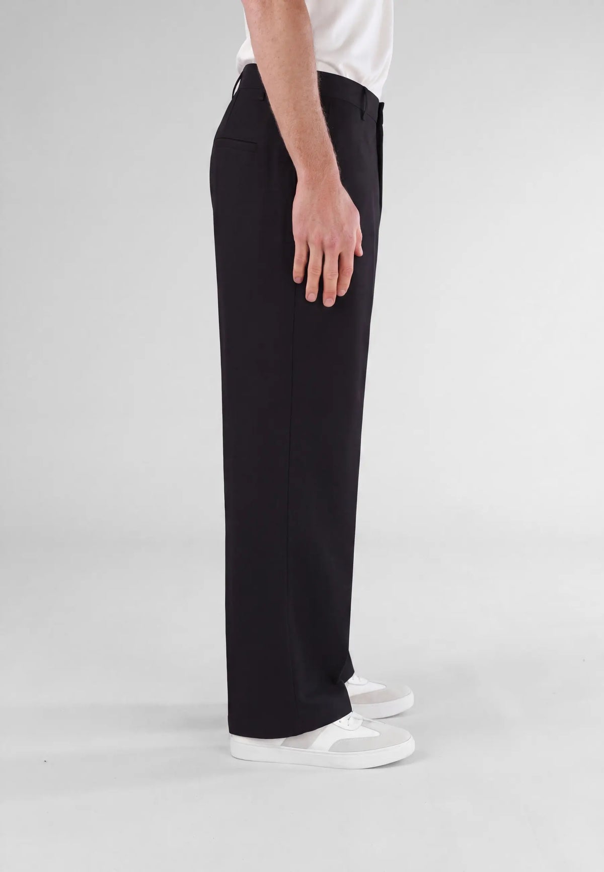 Ethan Heavy Relaxed Fit trousers - Black, side profile on model