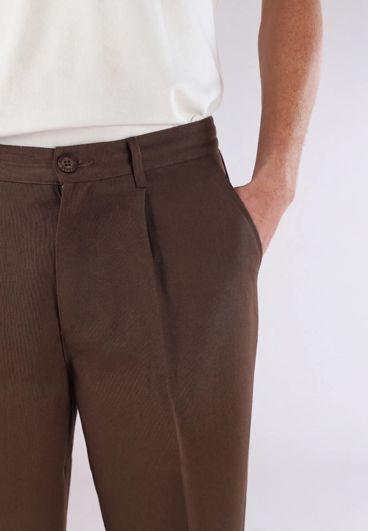 Ethan Heavy Relaxed Fit trousers - Brown, waist and pocket detail