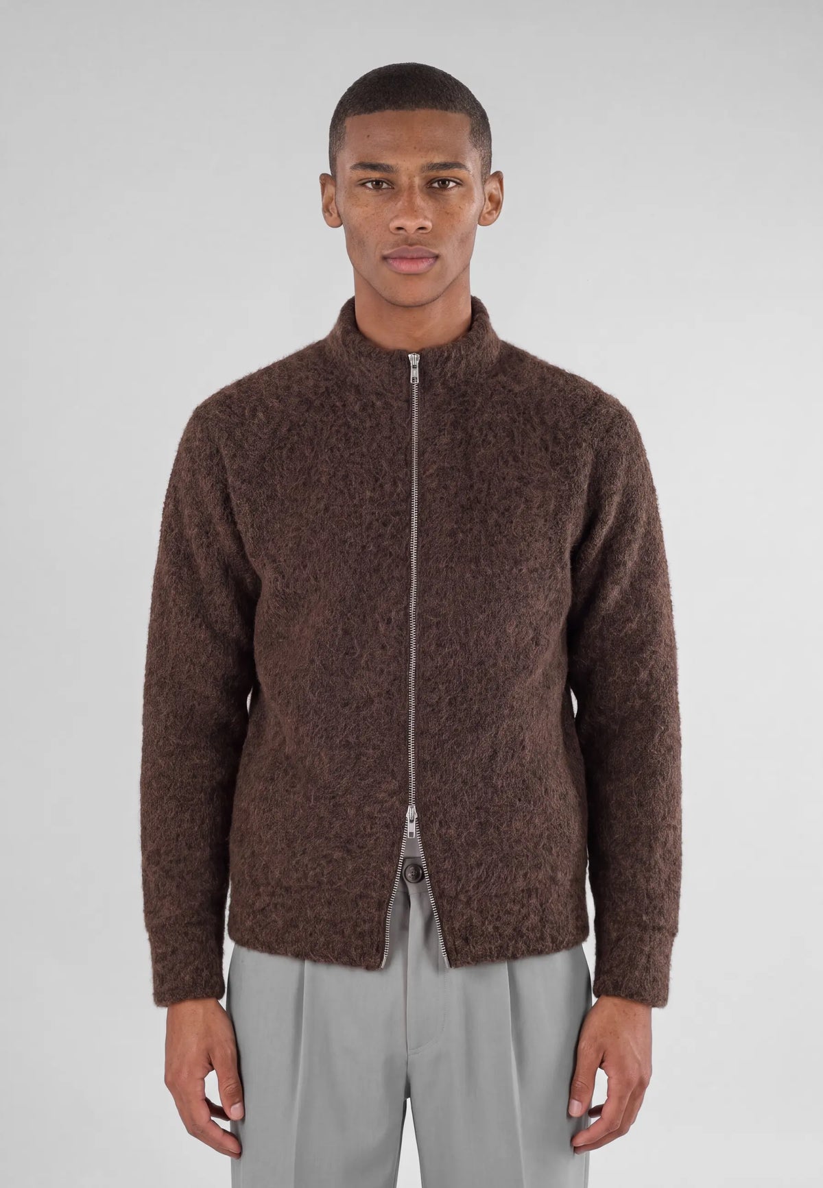 Frank fuzzy zip - Brown, detail of the fabric and fastening on model