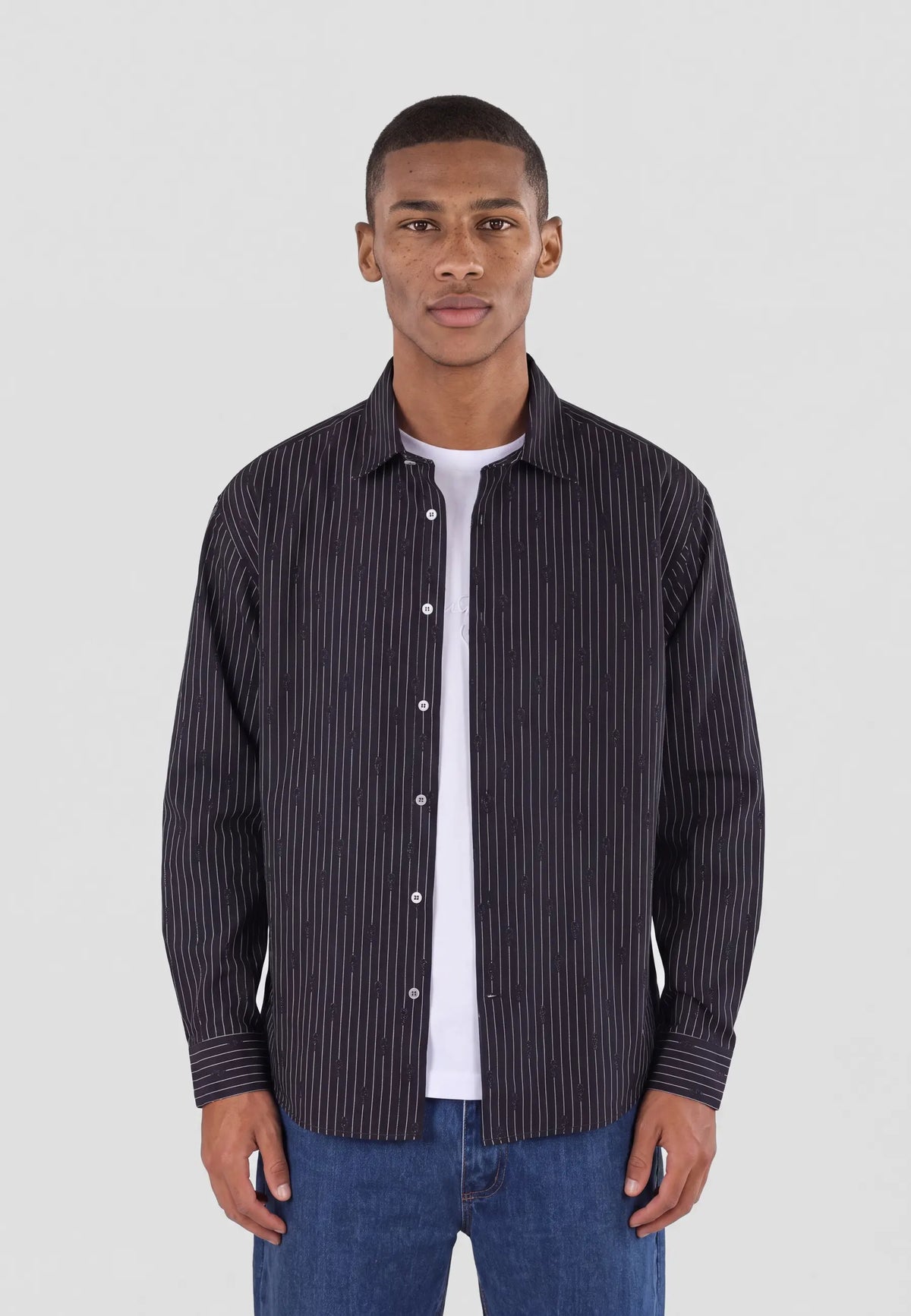 Herd printed shirt - White, detail of the fabric and fastening on model