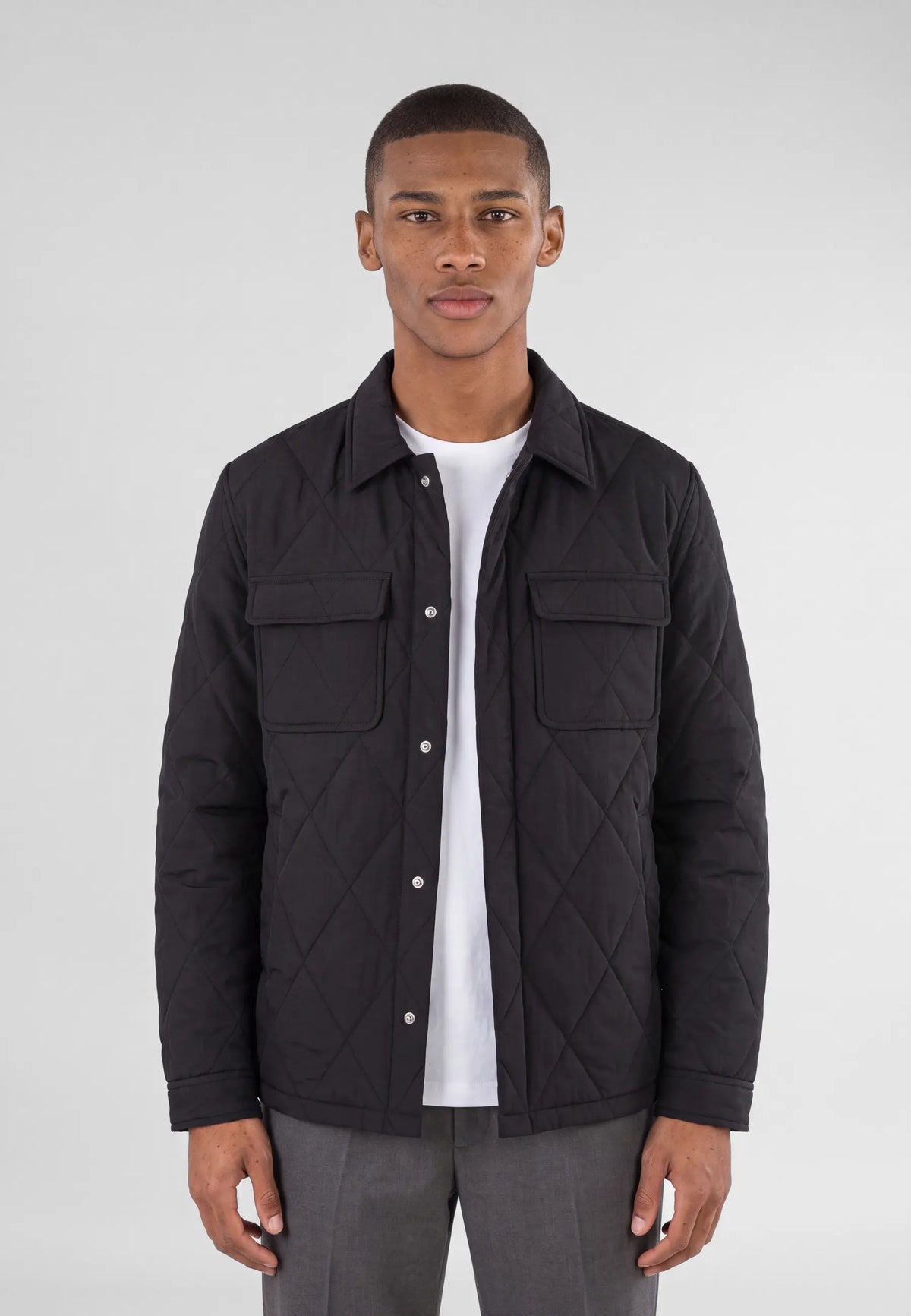 Jeff quilted shirt jacket - Black, detail of the fabric and fastening on model