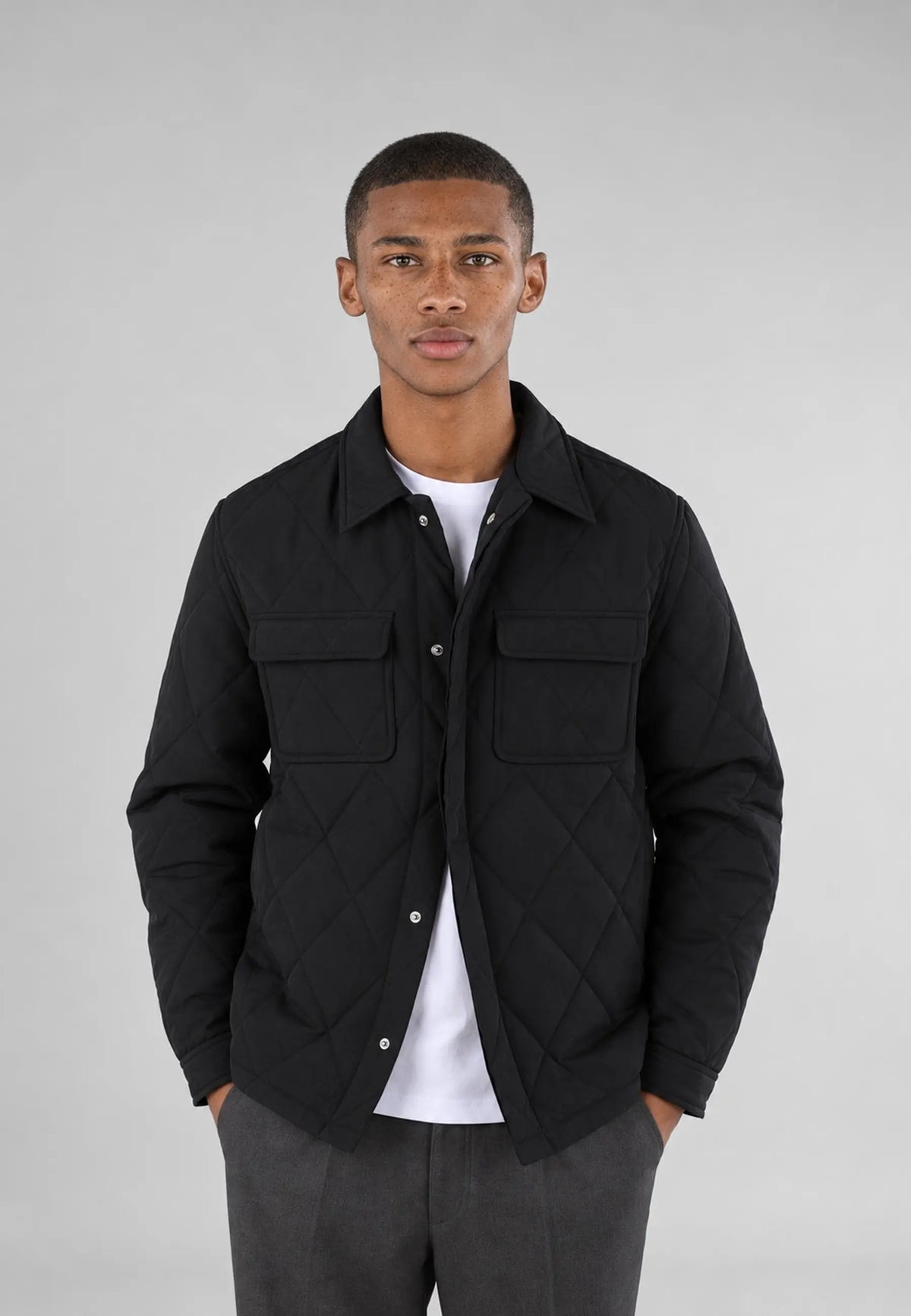 Jeff quilted shirt jacket - Black, detail of the fabric and fastening on model