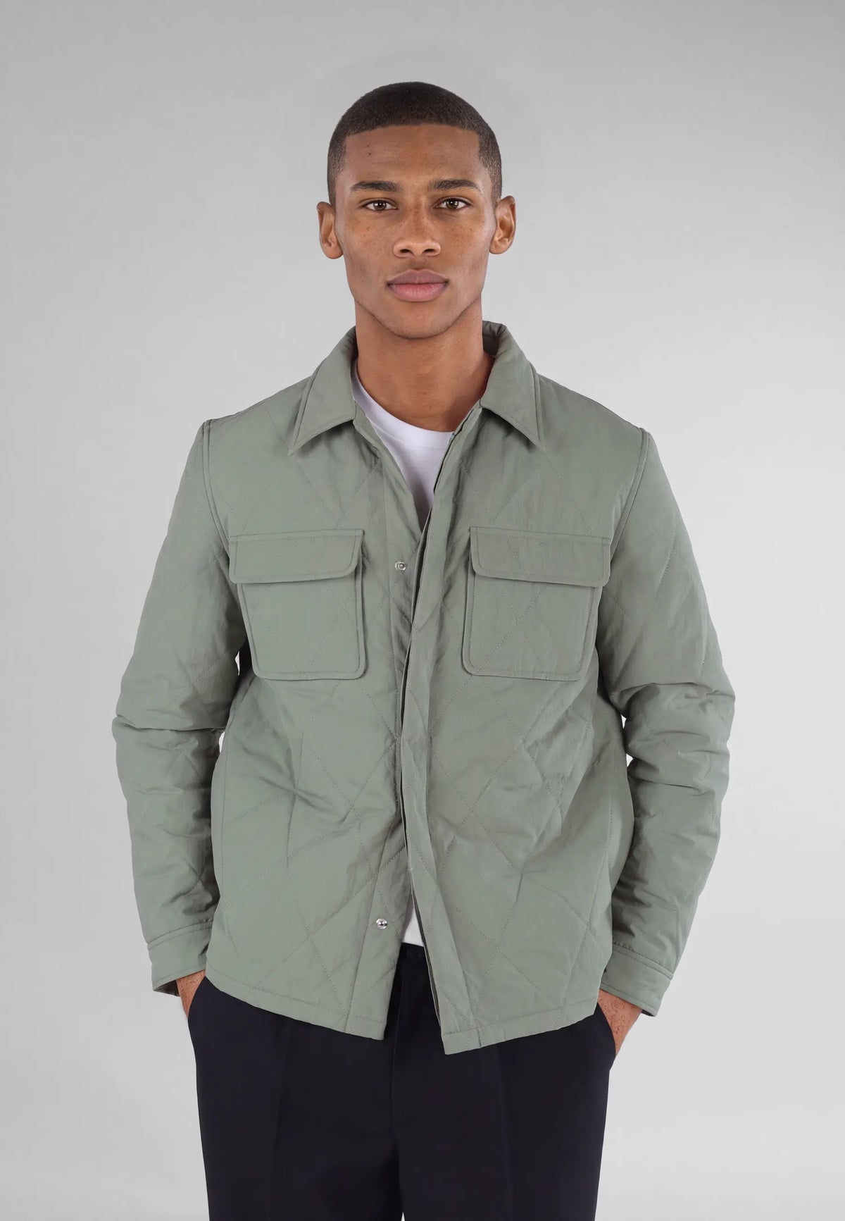 Jeff quilted shirt jacket - Green, detail of the fabric and fastening on model