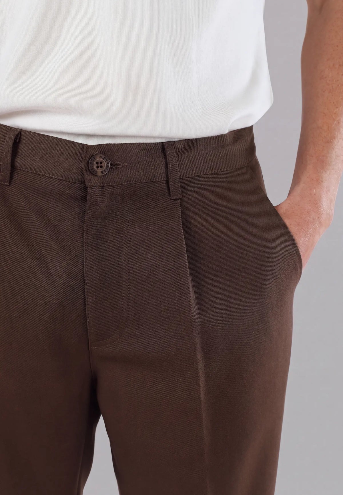 Landon heavy trousers - Brown, waist and pocket detail