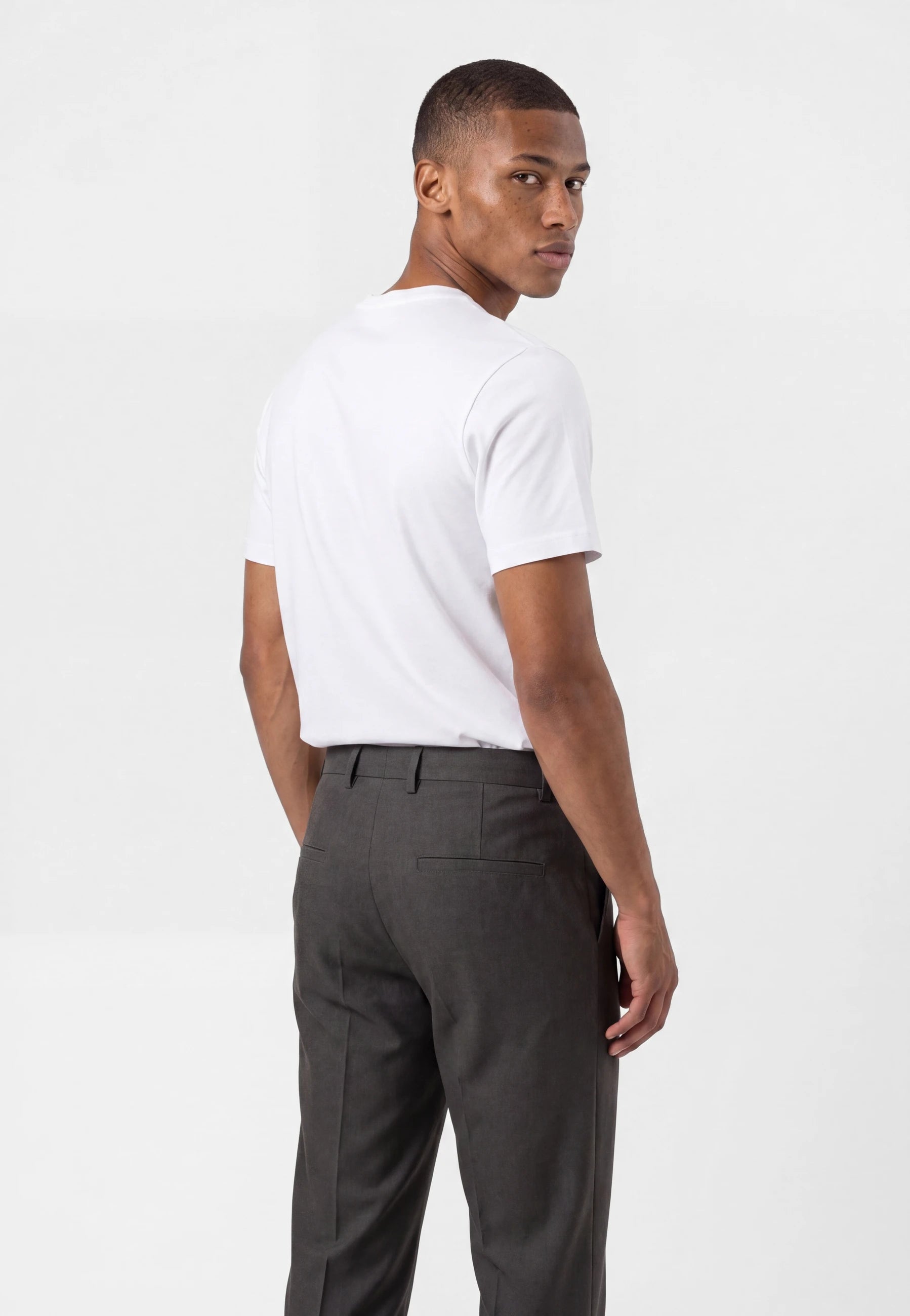 Landon heavy trousers - Dark grey, on model