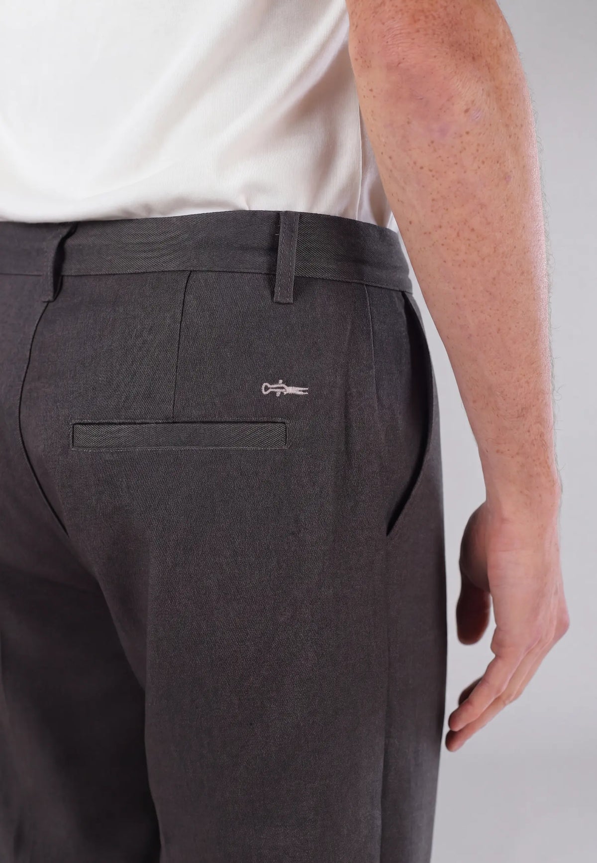Landon heavy trousers - Dark grey, back logo detail