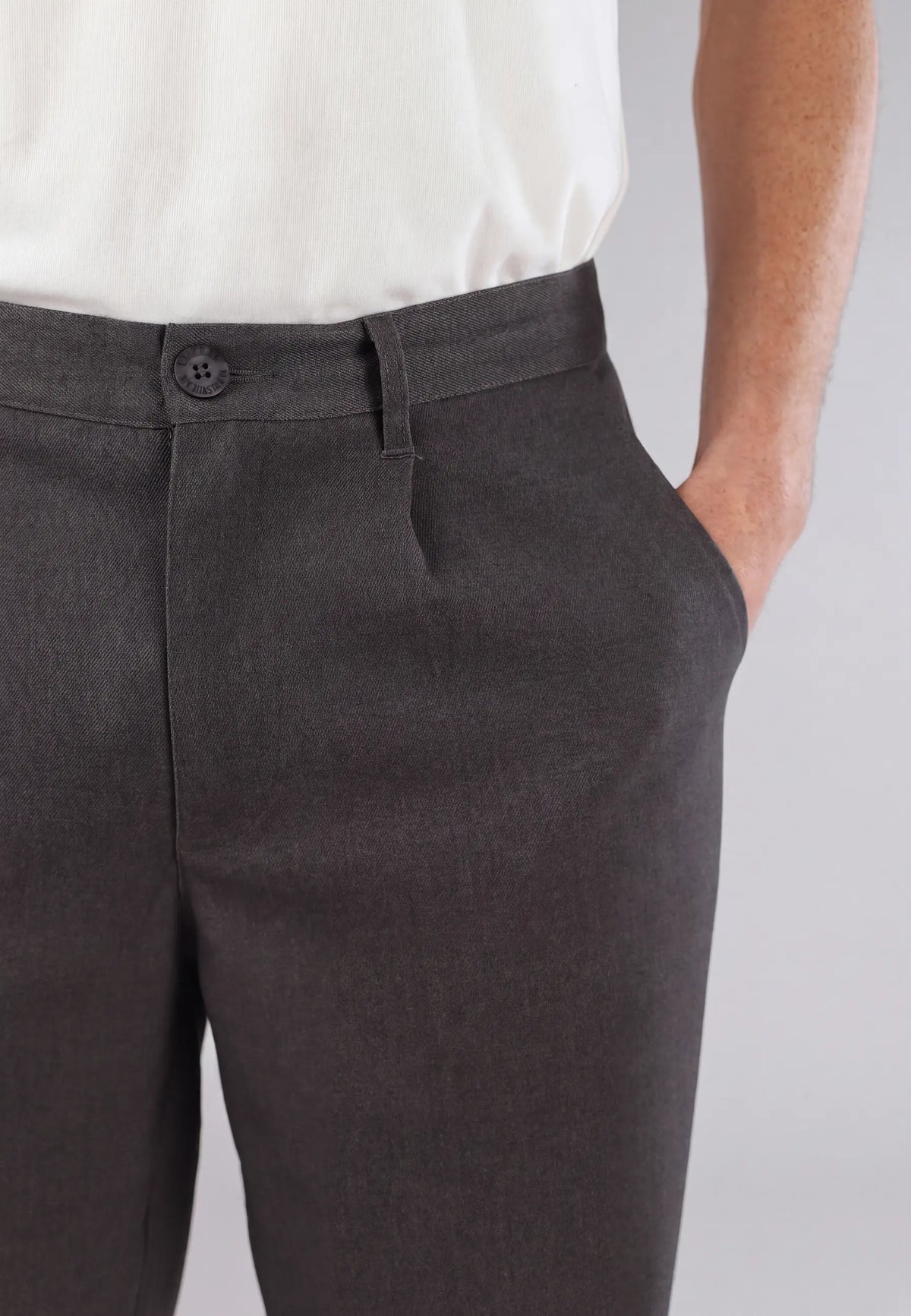 Landon heavy trousers - Dark grey, waist and pocket detail