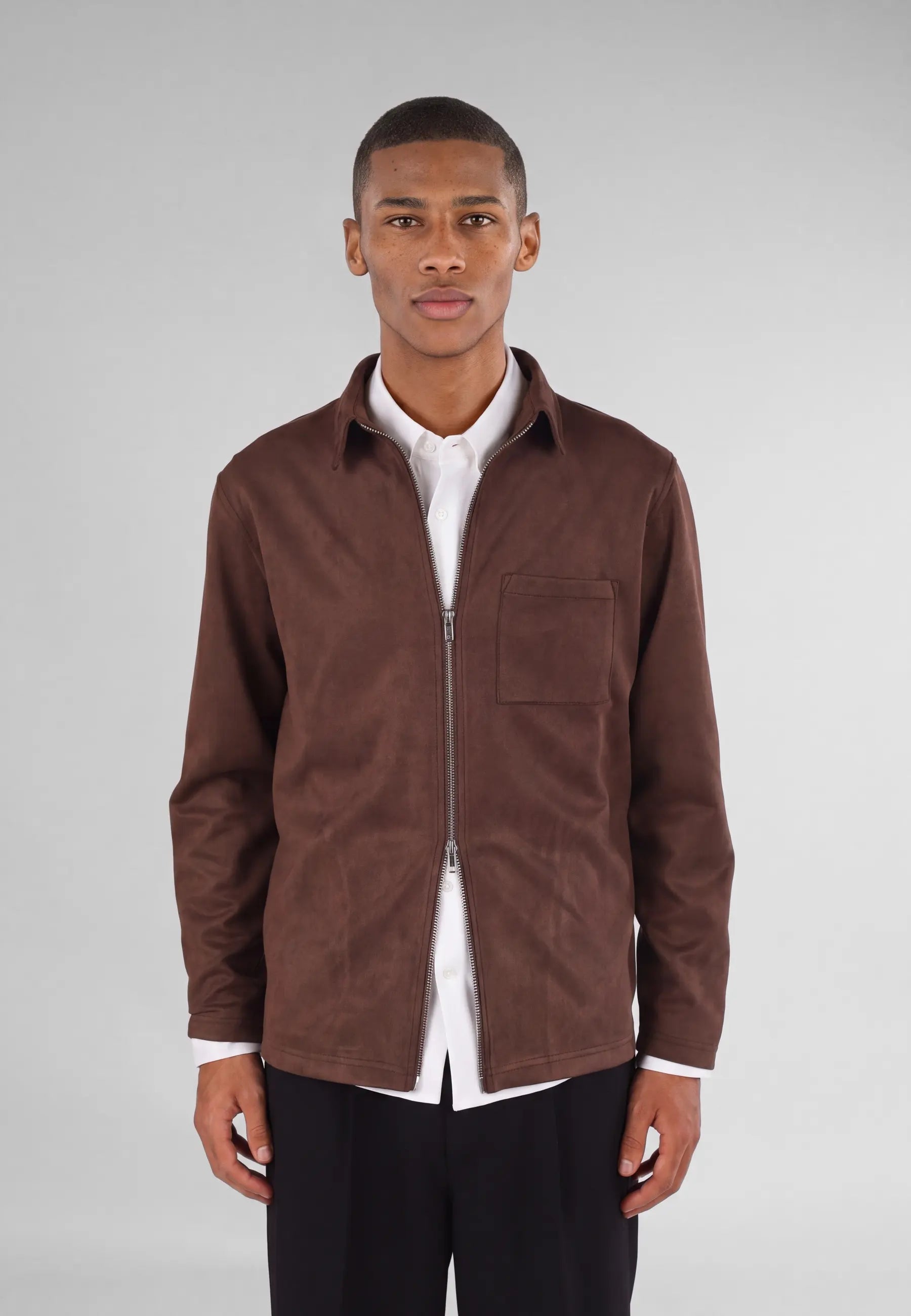 Neo vegan suede overshirt 2.0 - Brown, detail of the fabric and fastening on model