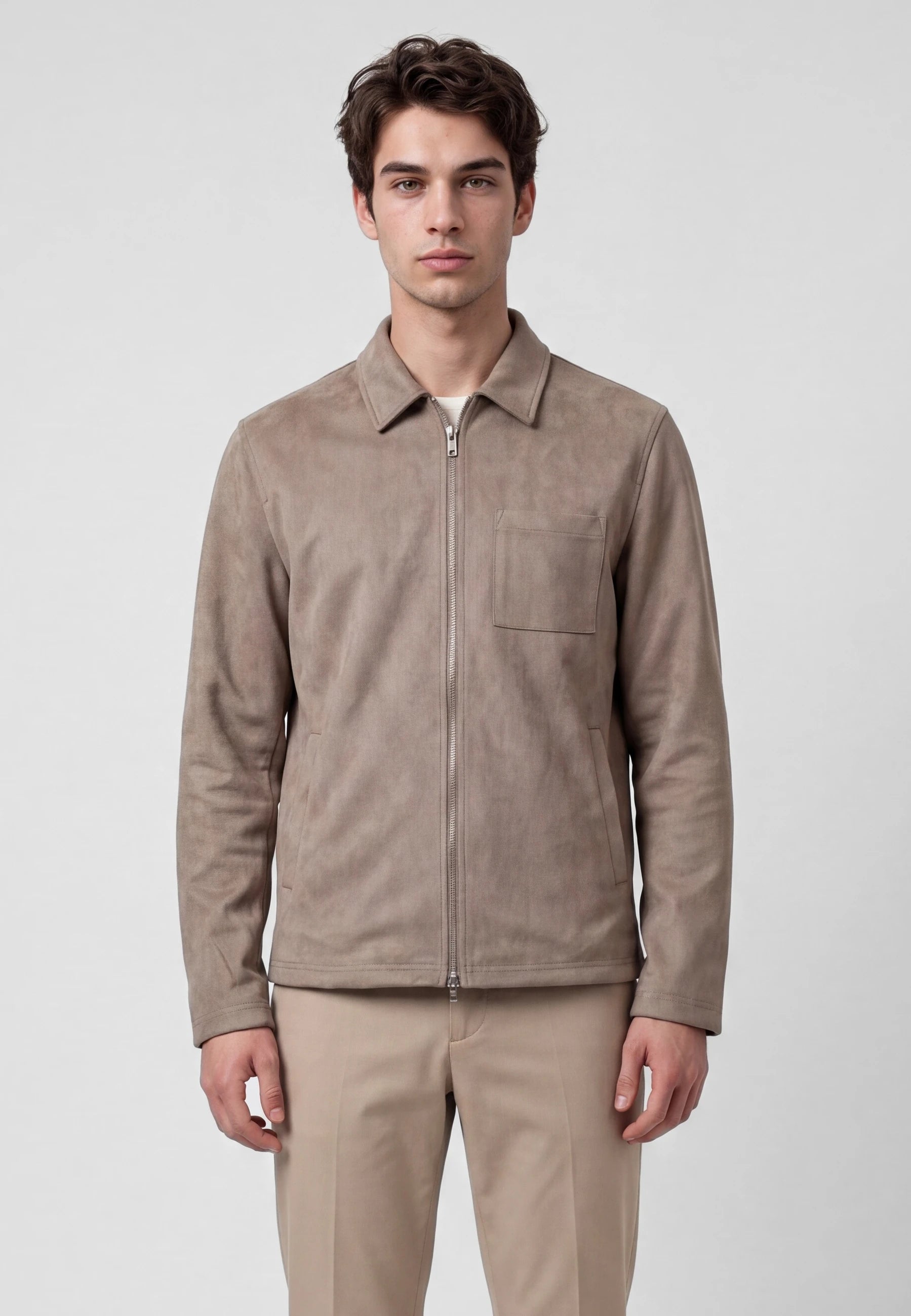 Neo vegan suede overshirt 2.0 - Dusty clay taupe, detail of the fabric and fastening on model