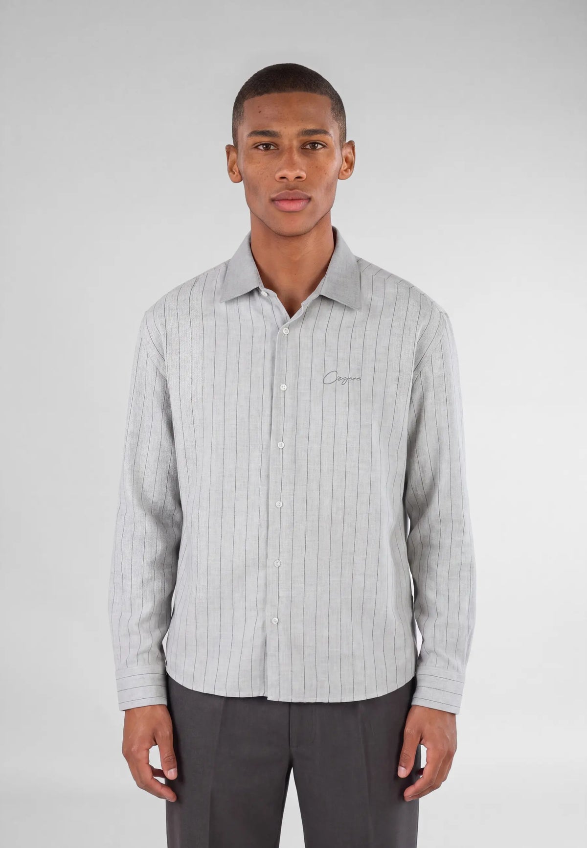 Patrick contrast shirt - Grey, detail of the fabric and fastening on model