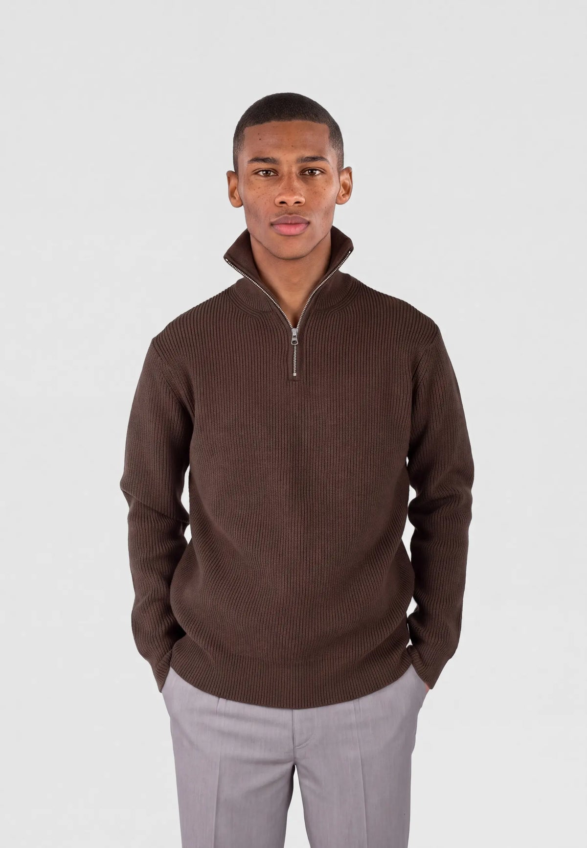 Reuben knitted half zip - Brown, detail of the fabric and fastening on model