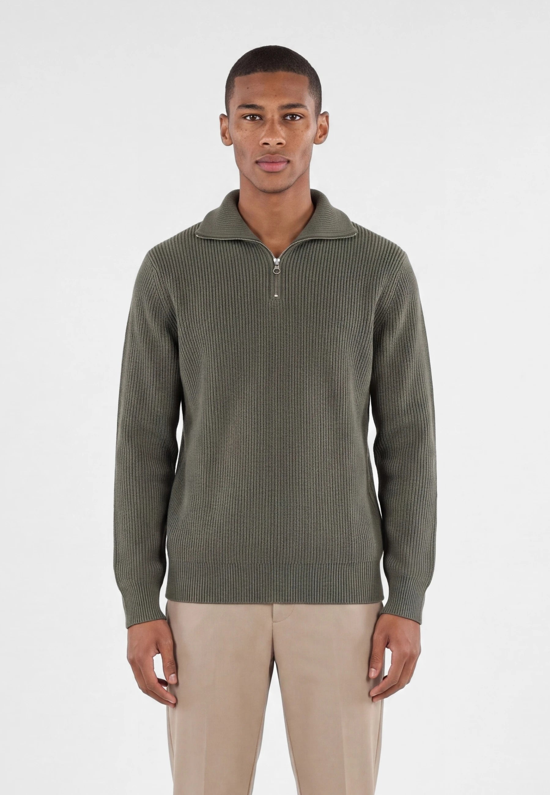 Reuben knitted half zip - Moss green, detail of the fabric and fastening on model