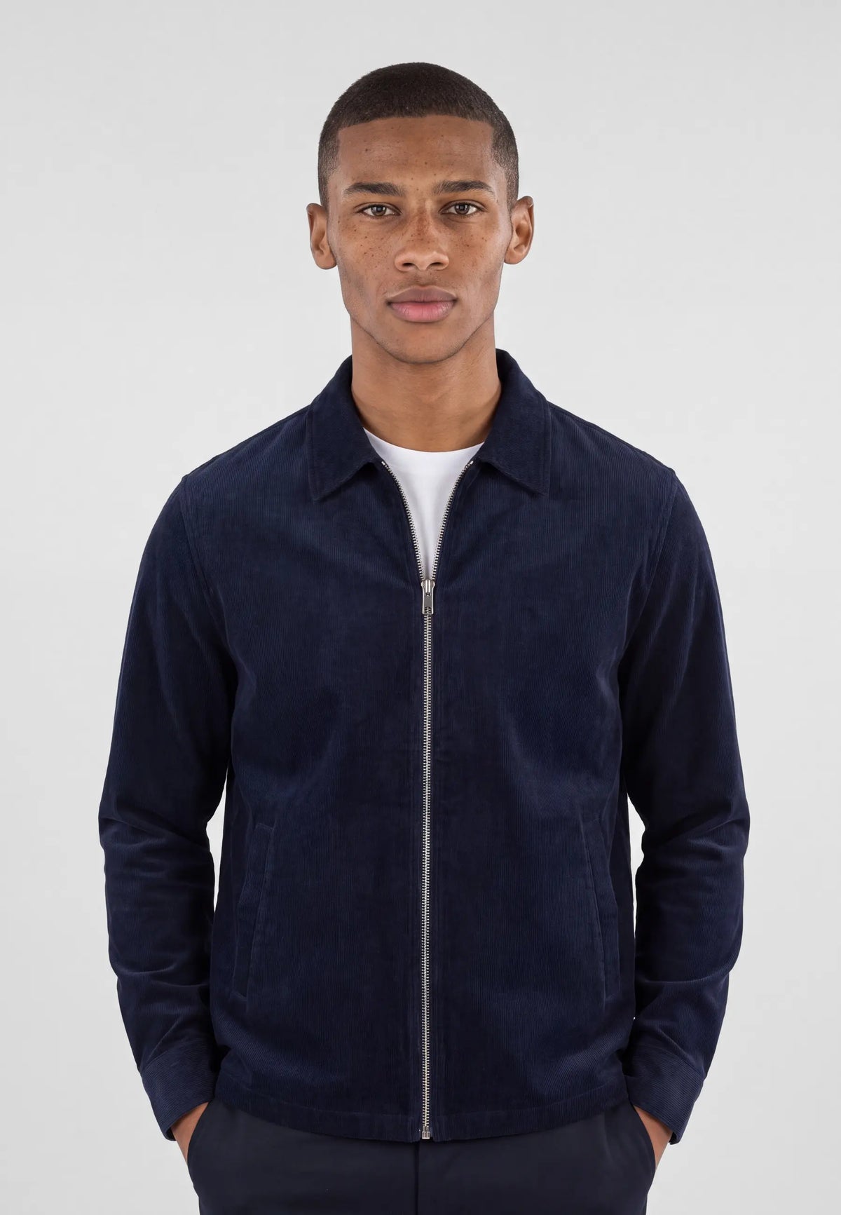 Aden cord zip - Navy, detail of the fabric and fastening on model