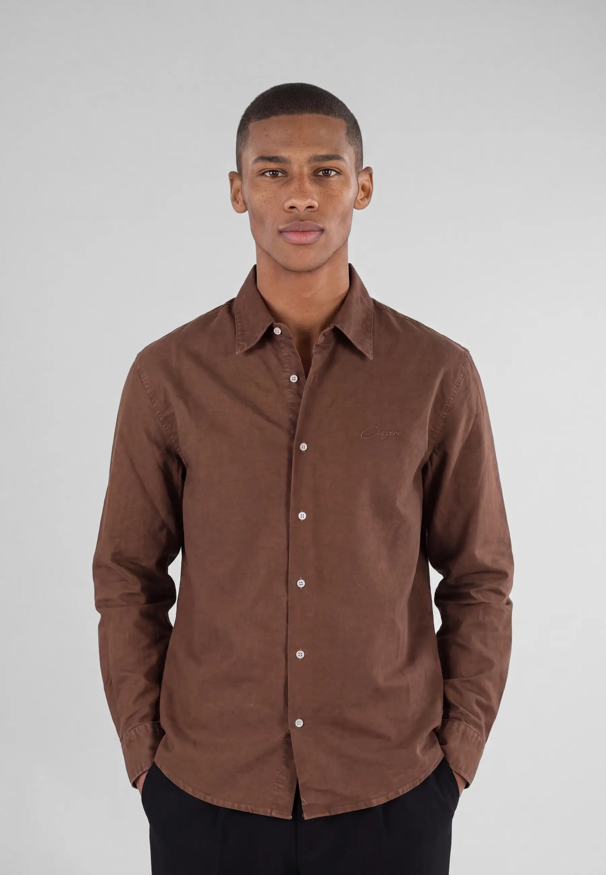 Algot washed oxford shirt - Brown, detail of the fabric and fastening on model