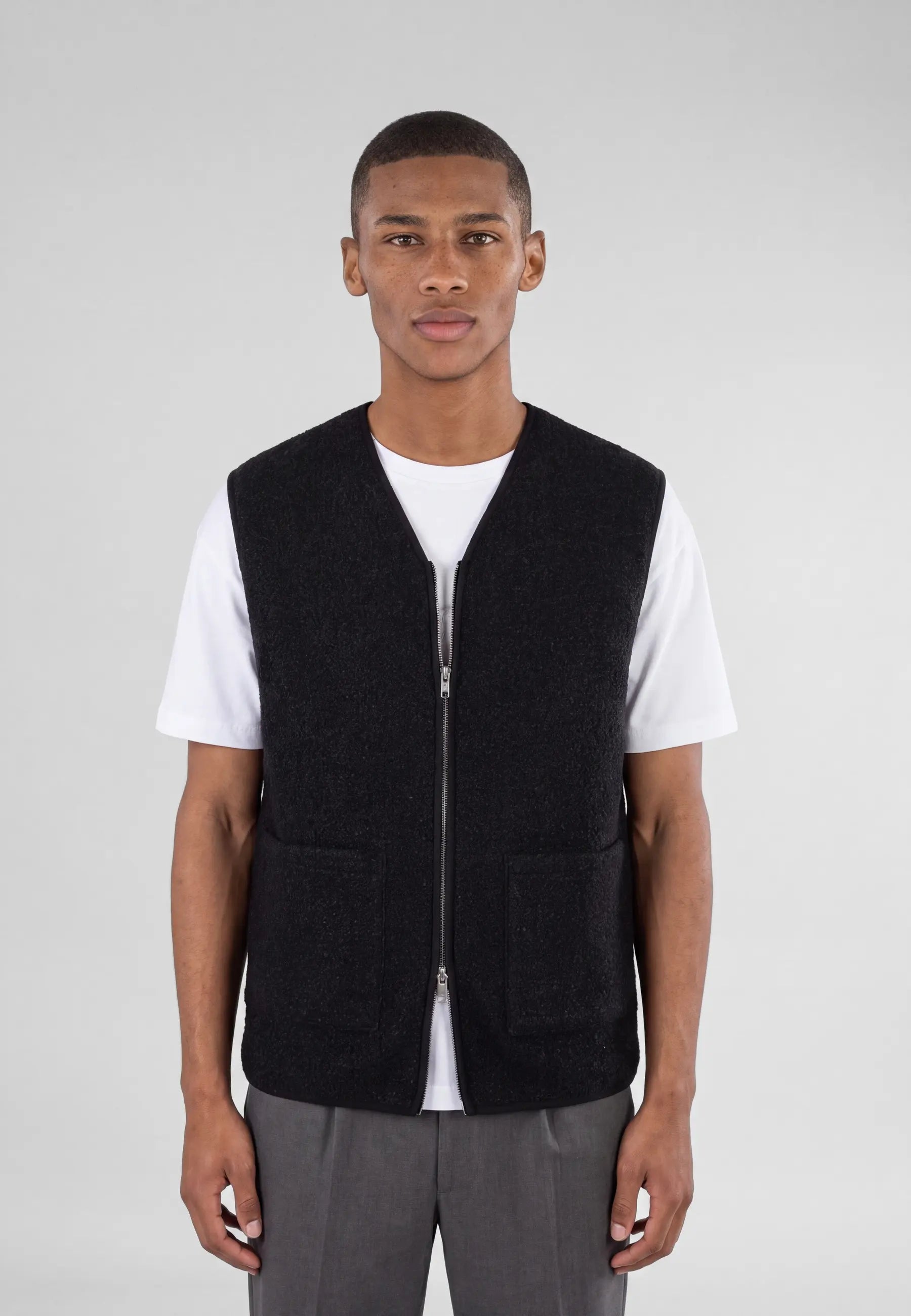 Avery boucle vest - Black, detail of the fabric and fastening on model