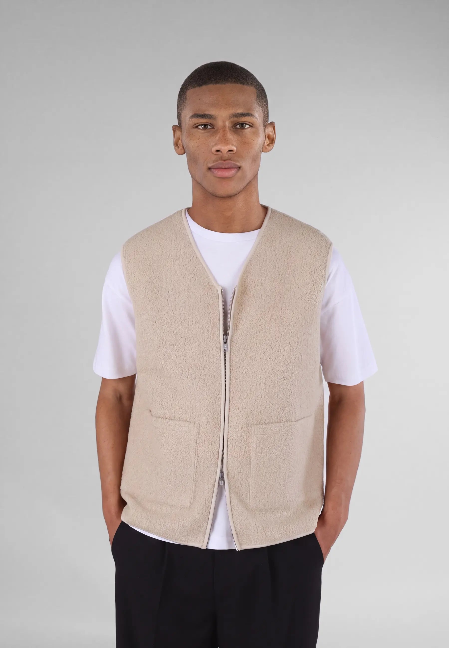 Avery boucle vest - Beige, detail of the fabric and fastening on model