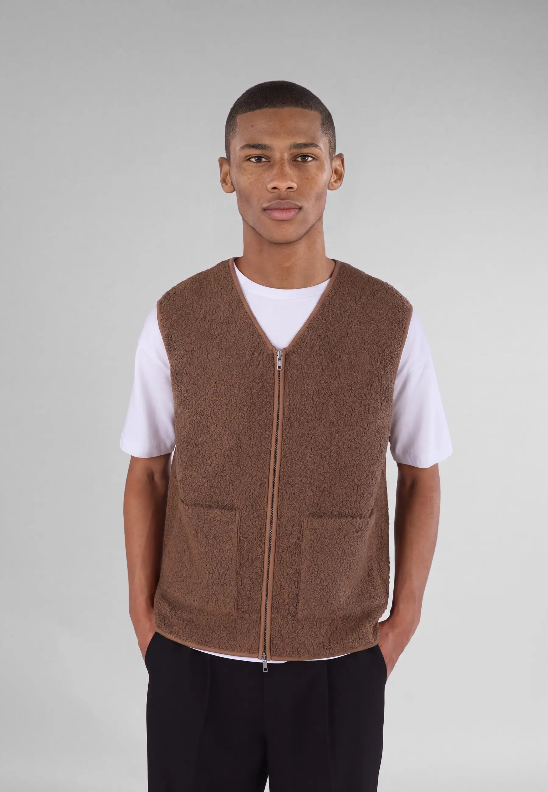 Avery boucle vest - Brown, detail of the fabric and fastening on model