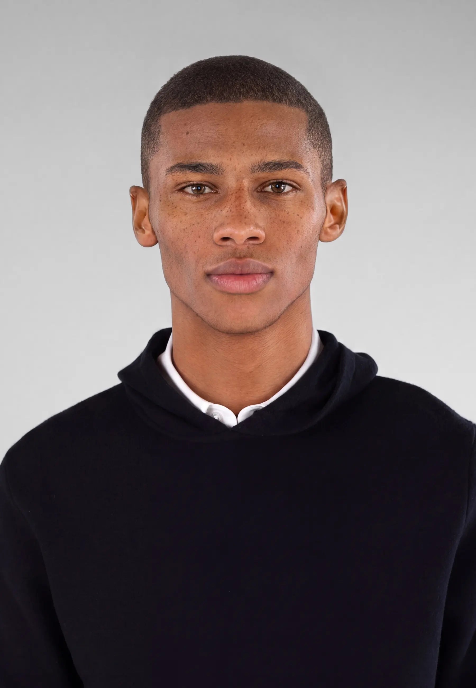 Cedric knitted hoodie - Black, collar and fastening close up