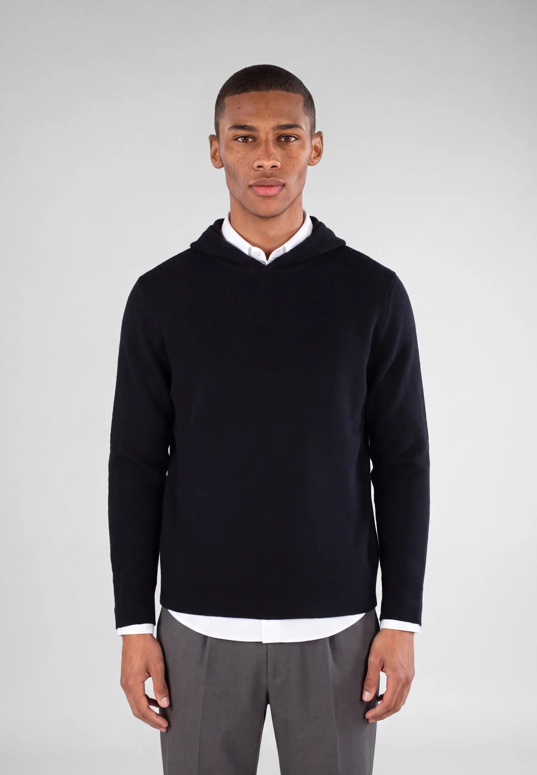 Cedric knitted hoodie - Black, detail of the fabric and fastening on model
