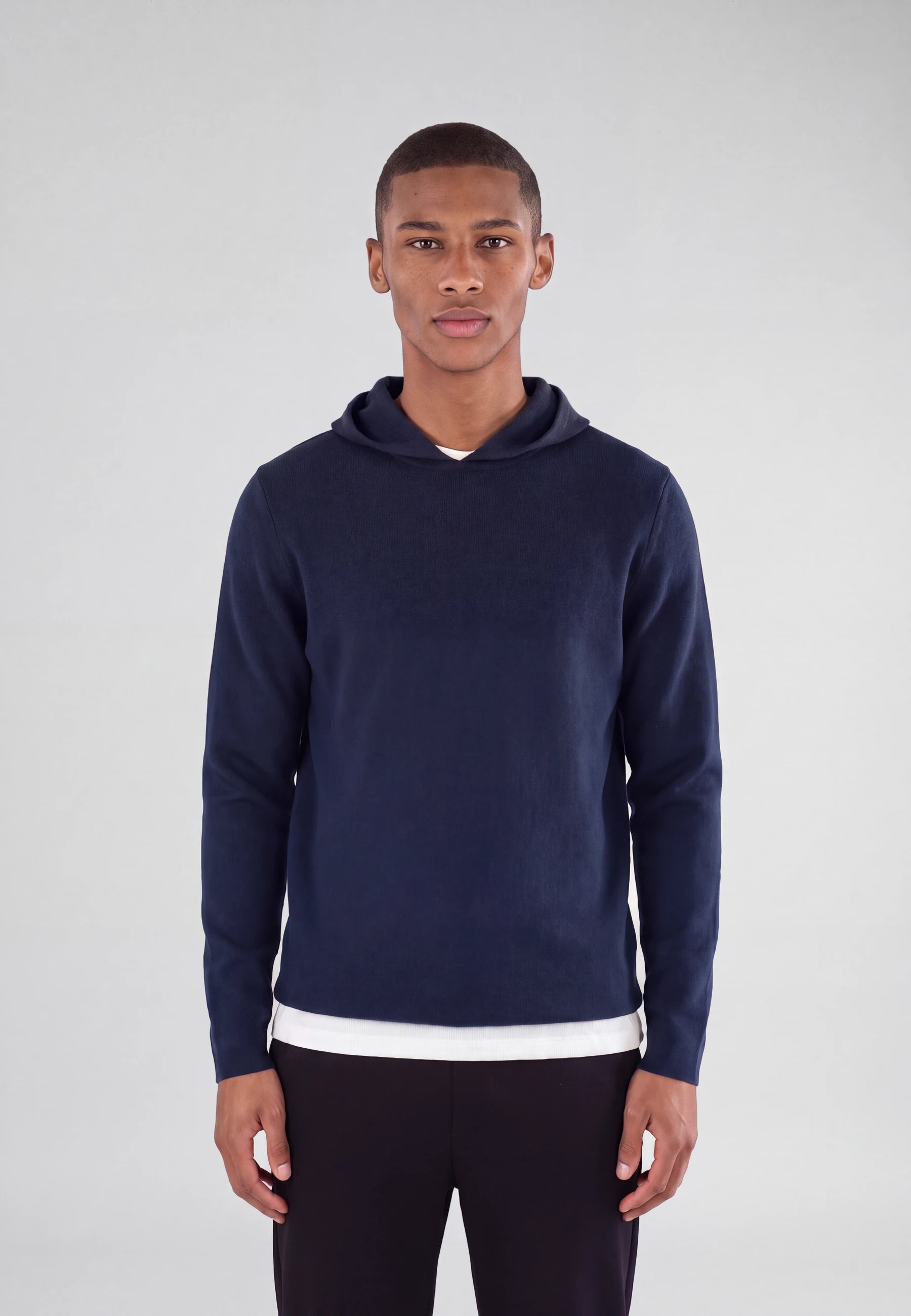 Cedric knitted hoodie - Navy, detail of the fabric and fastening on model