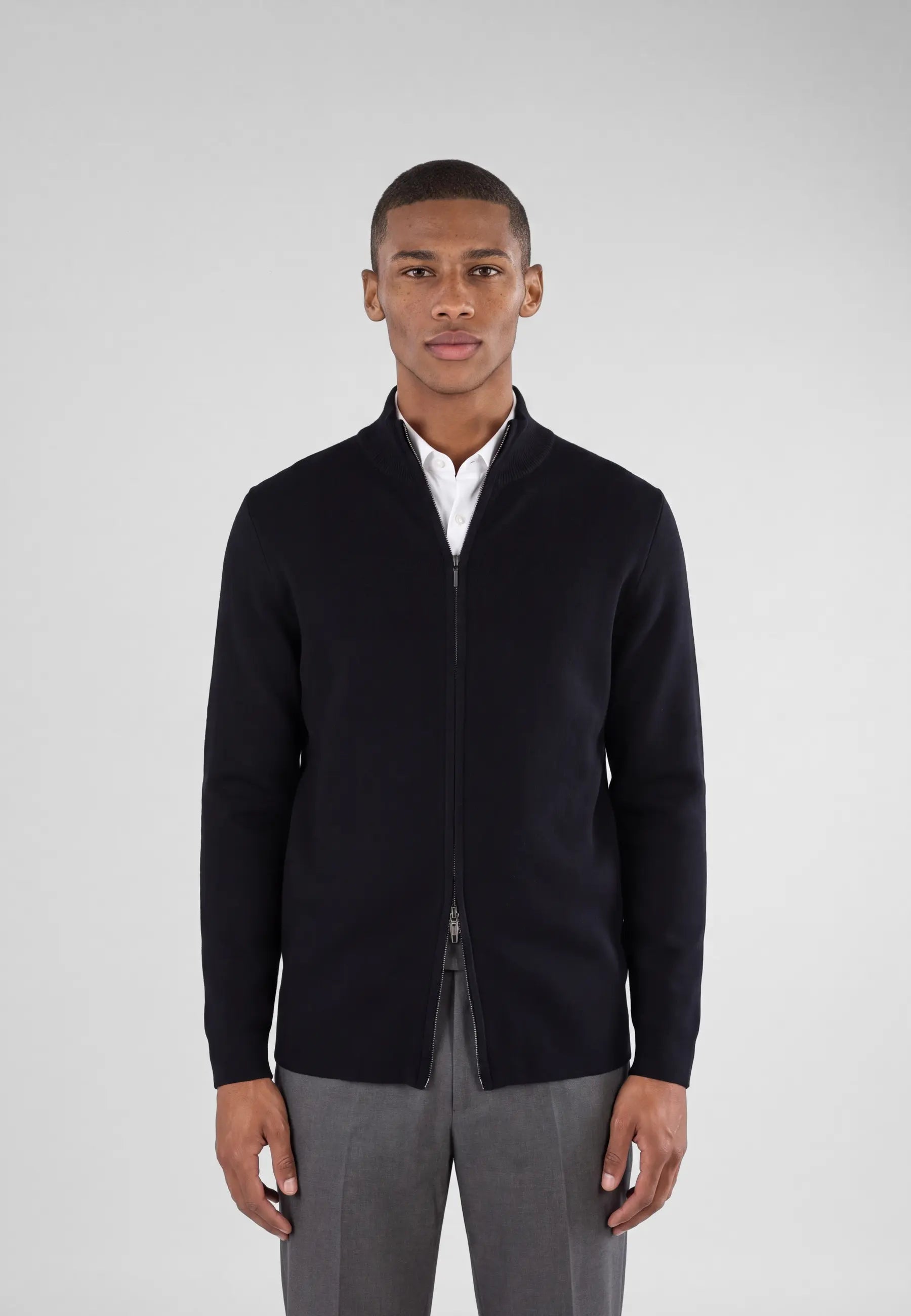 Cemal knitted high collar - Black, detail of the fabric and fastening on model