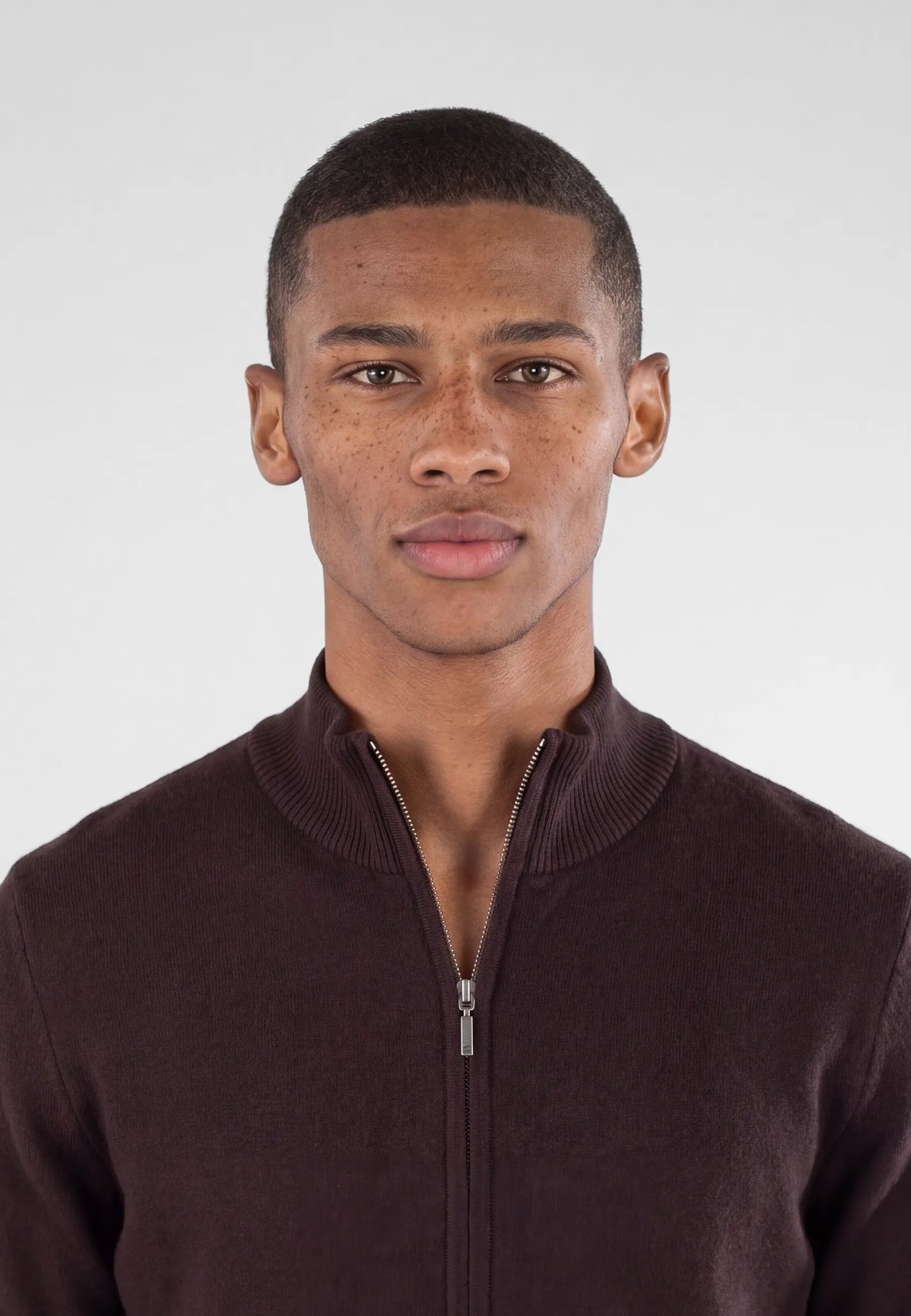 Cemal knitted high collar - Brown, on model