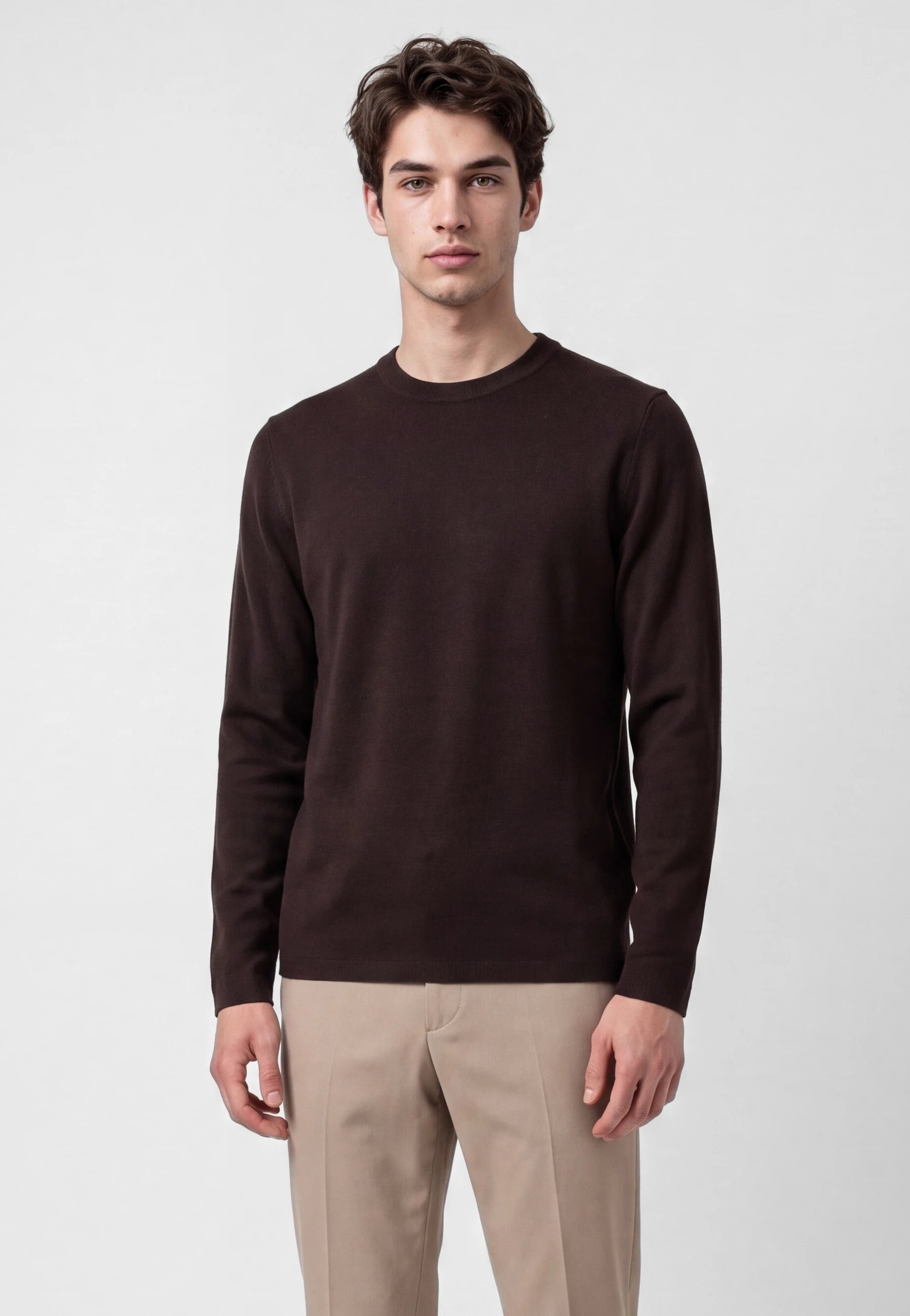 Clark knitted crewneck- Java, detail of the fabric and fastening on model