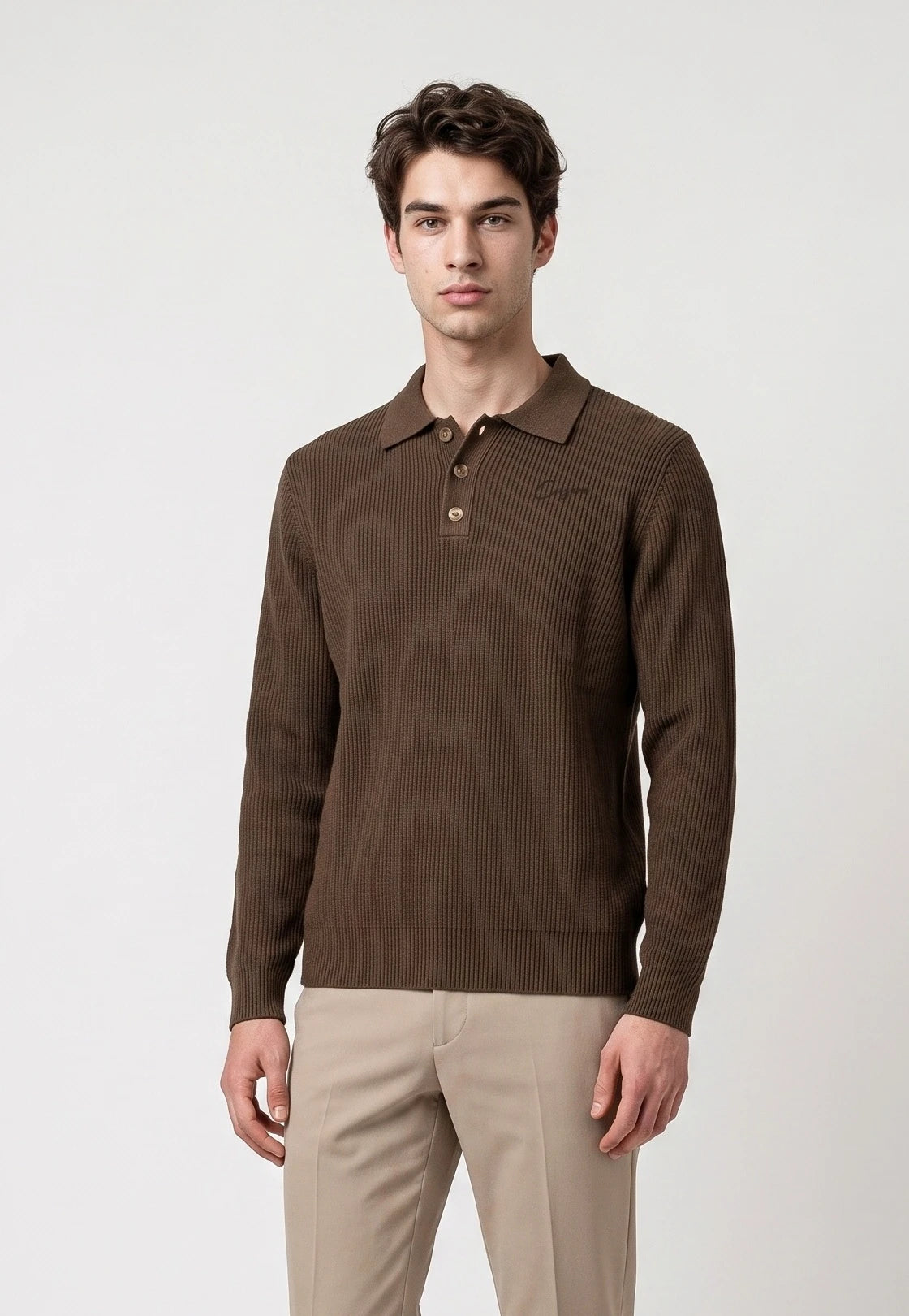 Derek knitted polo - Mocha brown, detail of the fabric and fastening on model