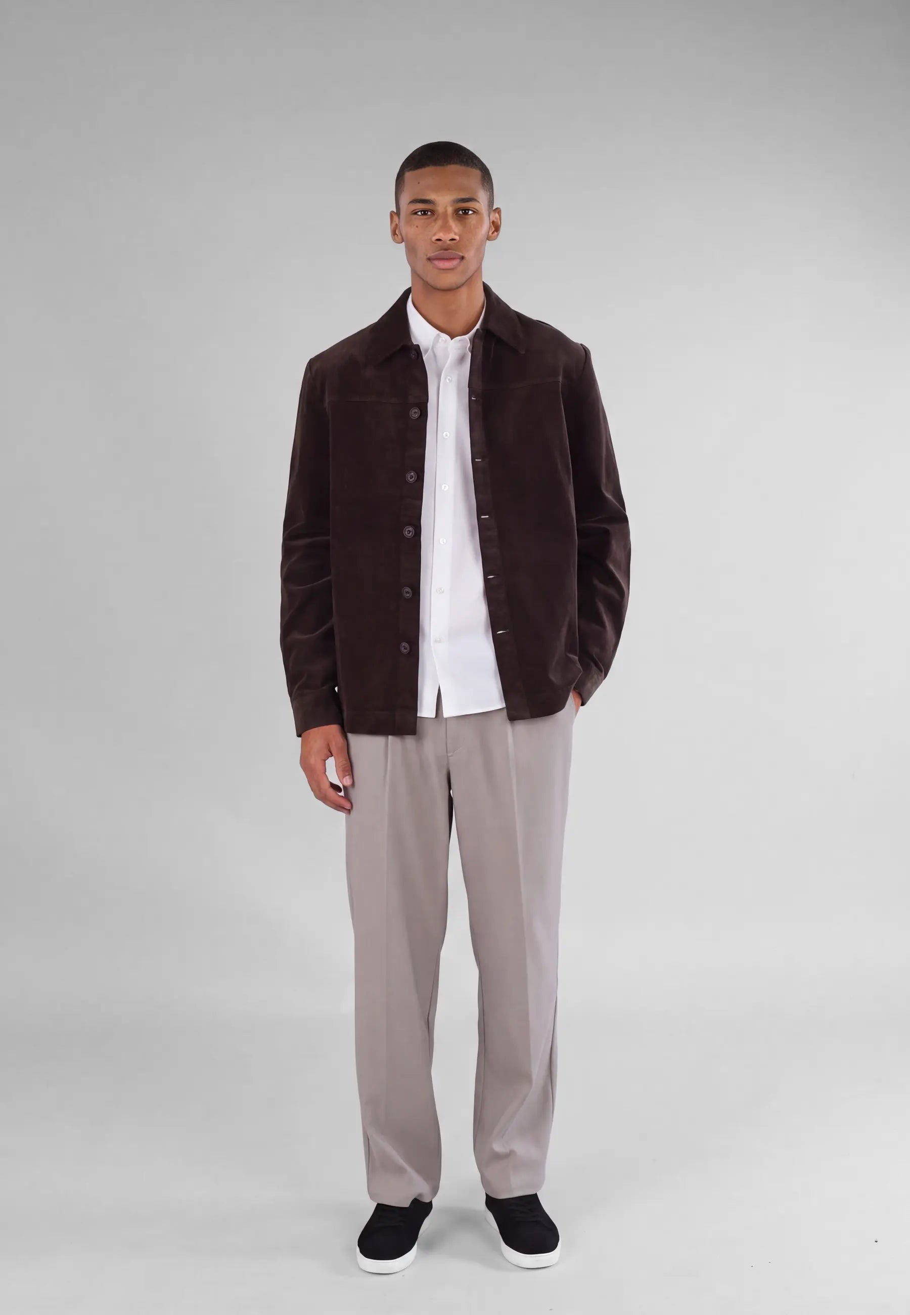 Dylan cord overshirt 3.0 - Brown, front view on model