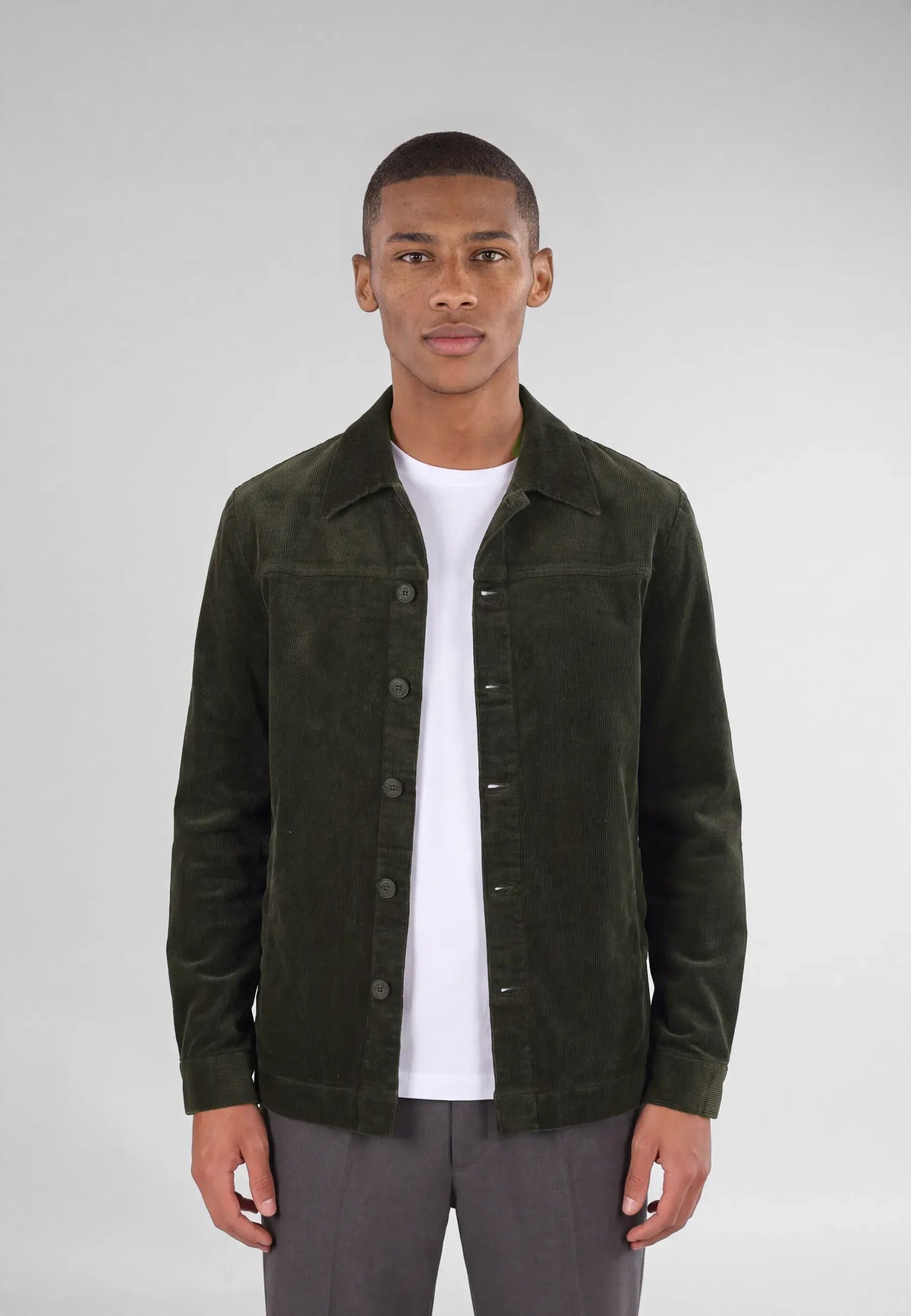 Dylan cord overshirt 3.0 - Green, on model