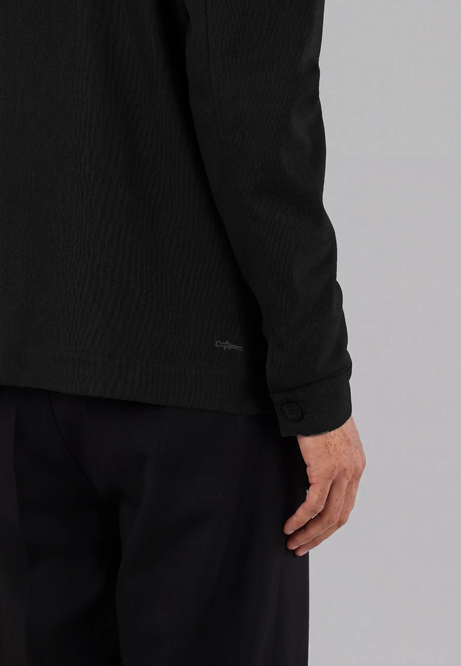 Elis heavy overshirt - Black, on model